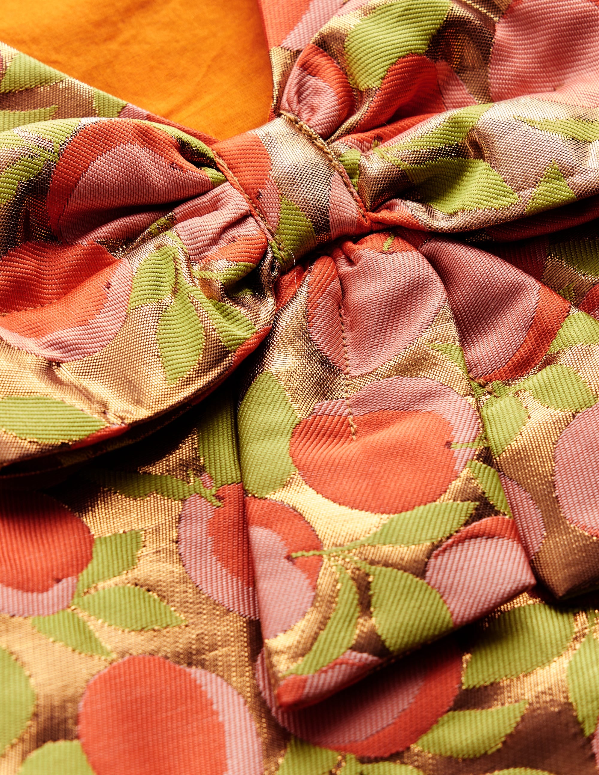 Metallic-Kleid mit Schleife am Rücken-Gold Pfirsich Jacquard - Image 3