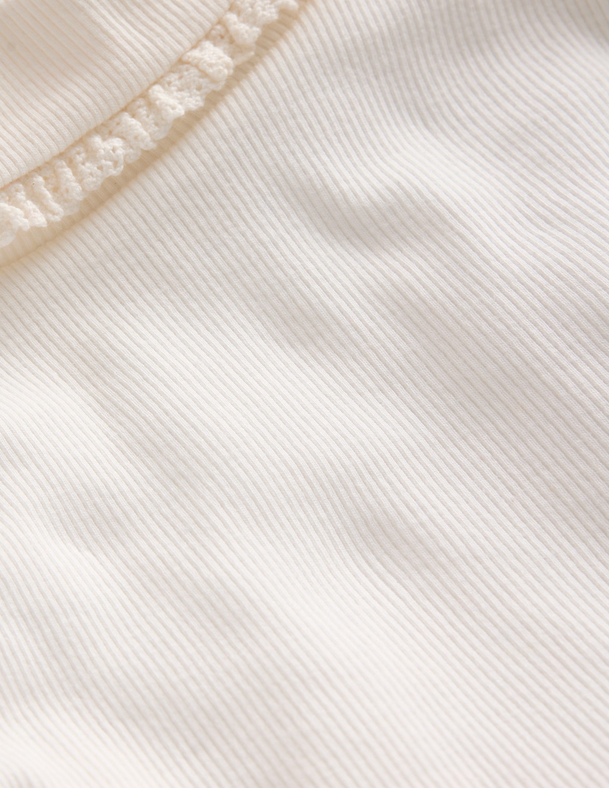 Gerippter Rollkragenpullover mit Spitzenbesatz-Ivory and Navy Spot - Image 3