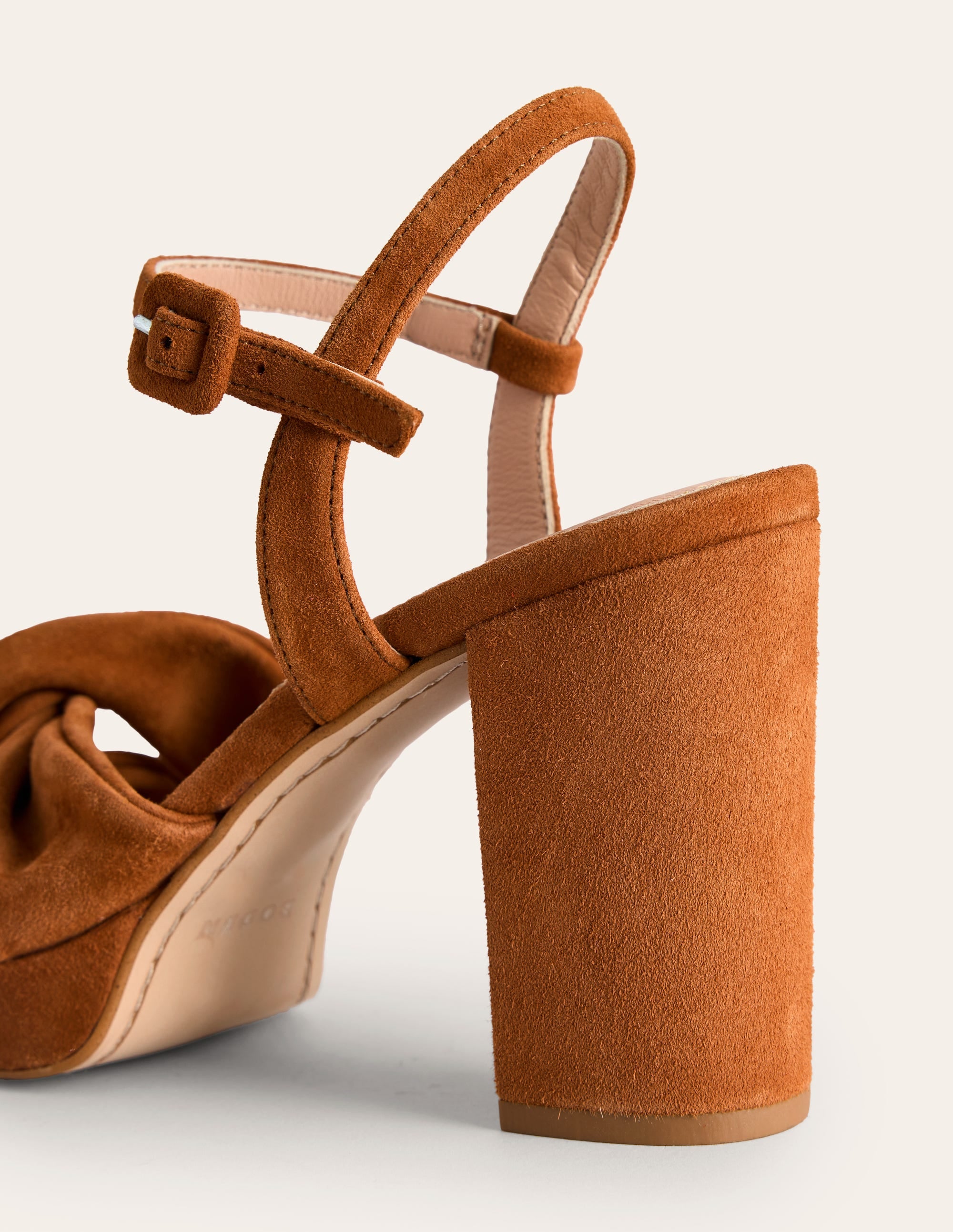 Chaussures compensées avec devant torsadé-Daim biscuit au gingembre - Image 4