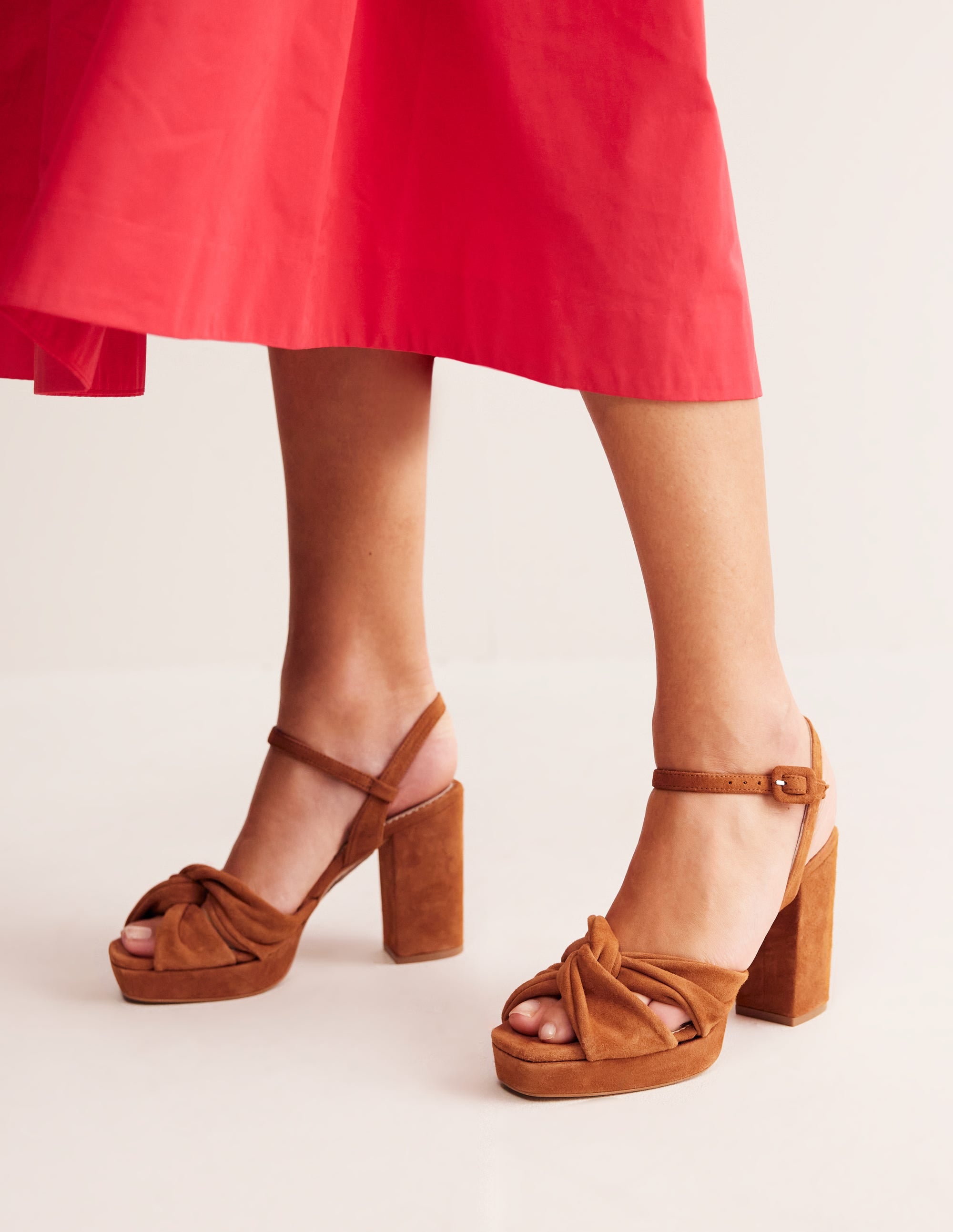 Chaussures compensées avec devant torsadé-Daim biscuit au gingembre - Image 1