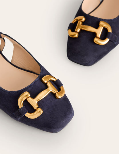 Iris Ballerinas mit Fersenriemen und Trensendetail-Marineblau Wildleder