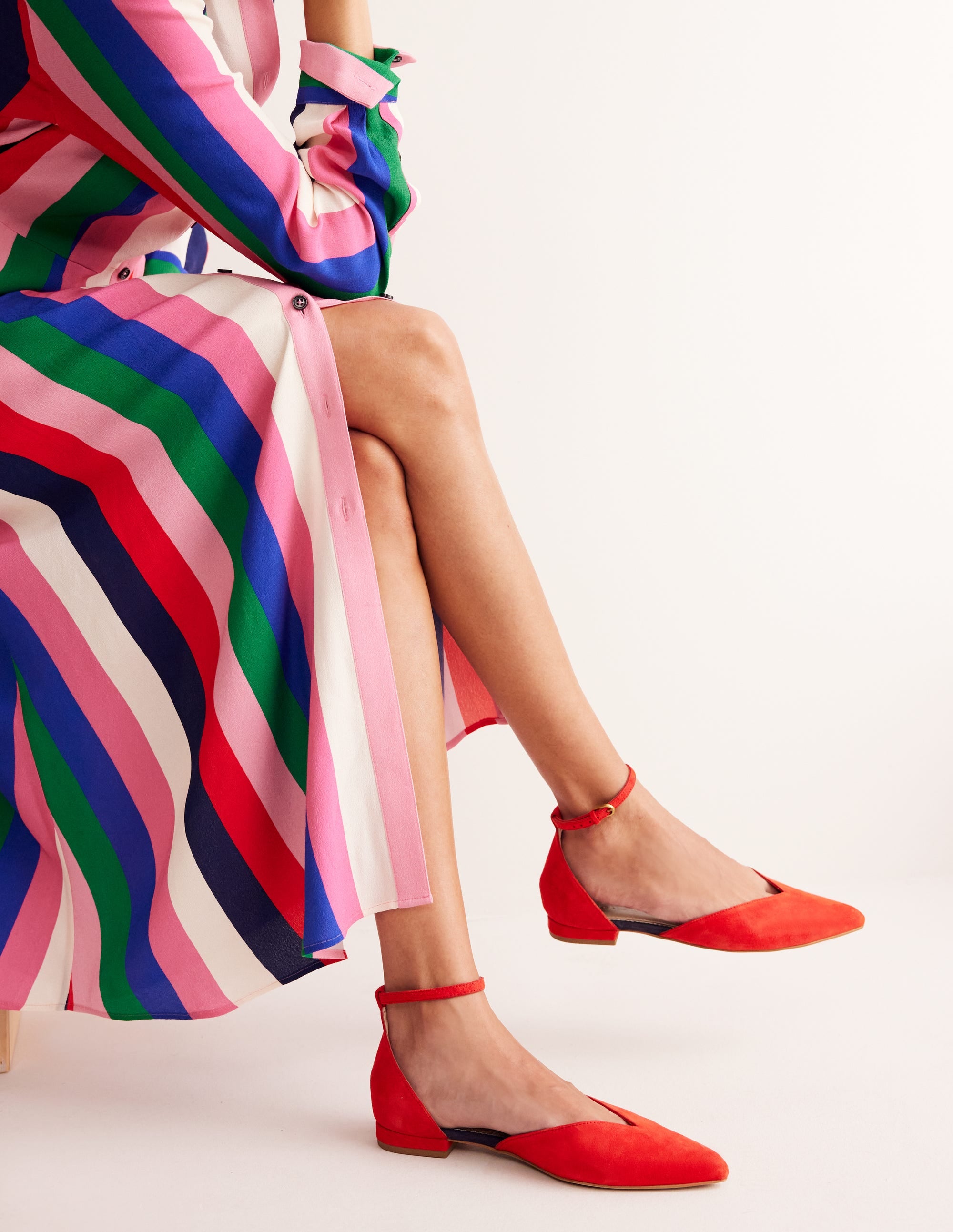 Flache Ballerina-Pumps mit Knöchelriemen-Briefkastenrot Wildleder - Image 1