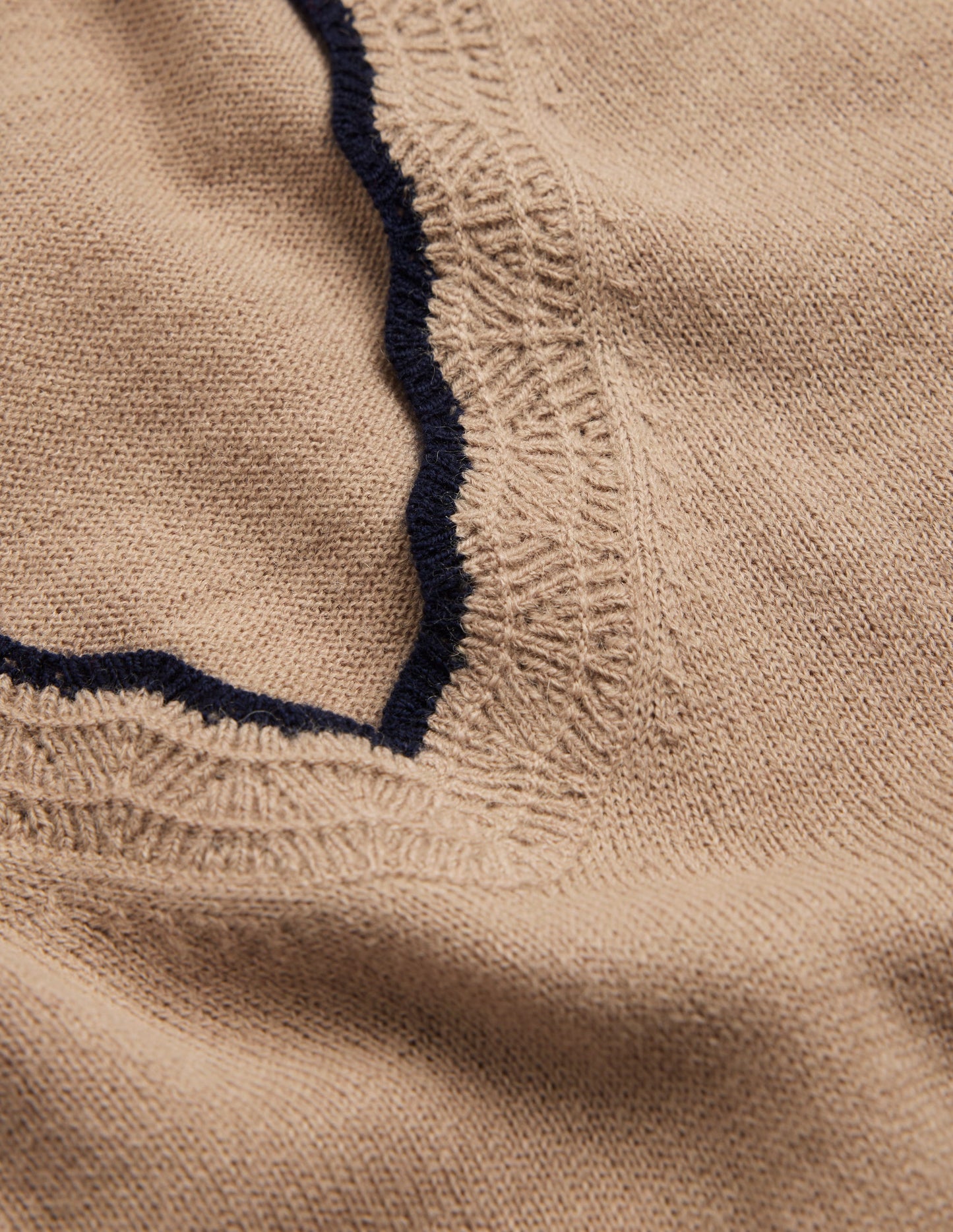 Merino-Pullover mit V-Ausschnitt und Muschelsaum-Camel Meliert