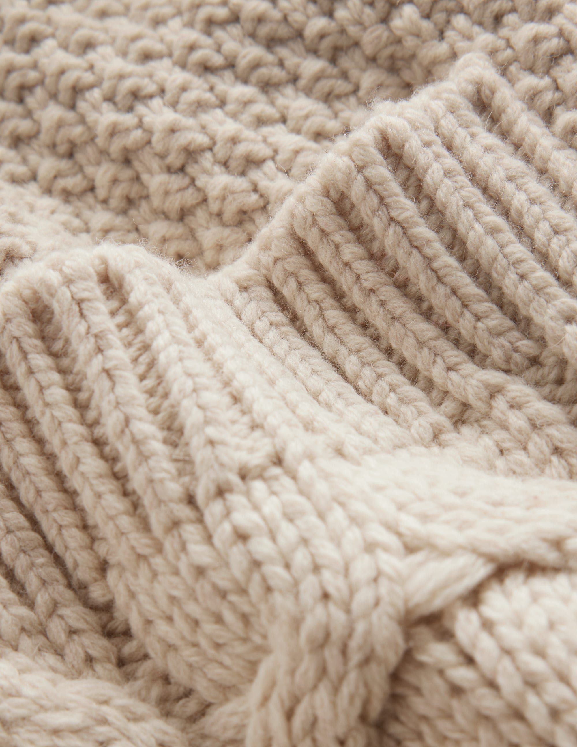 Strickjacke mit Zopfmuster und Gürtel-Lammfell - Image 7