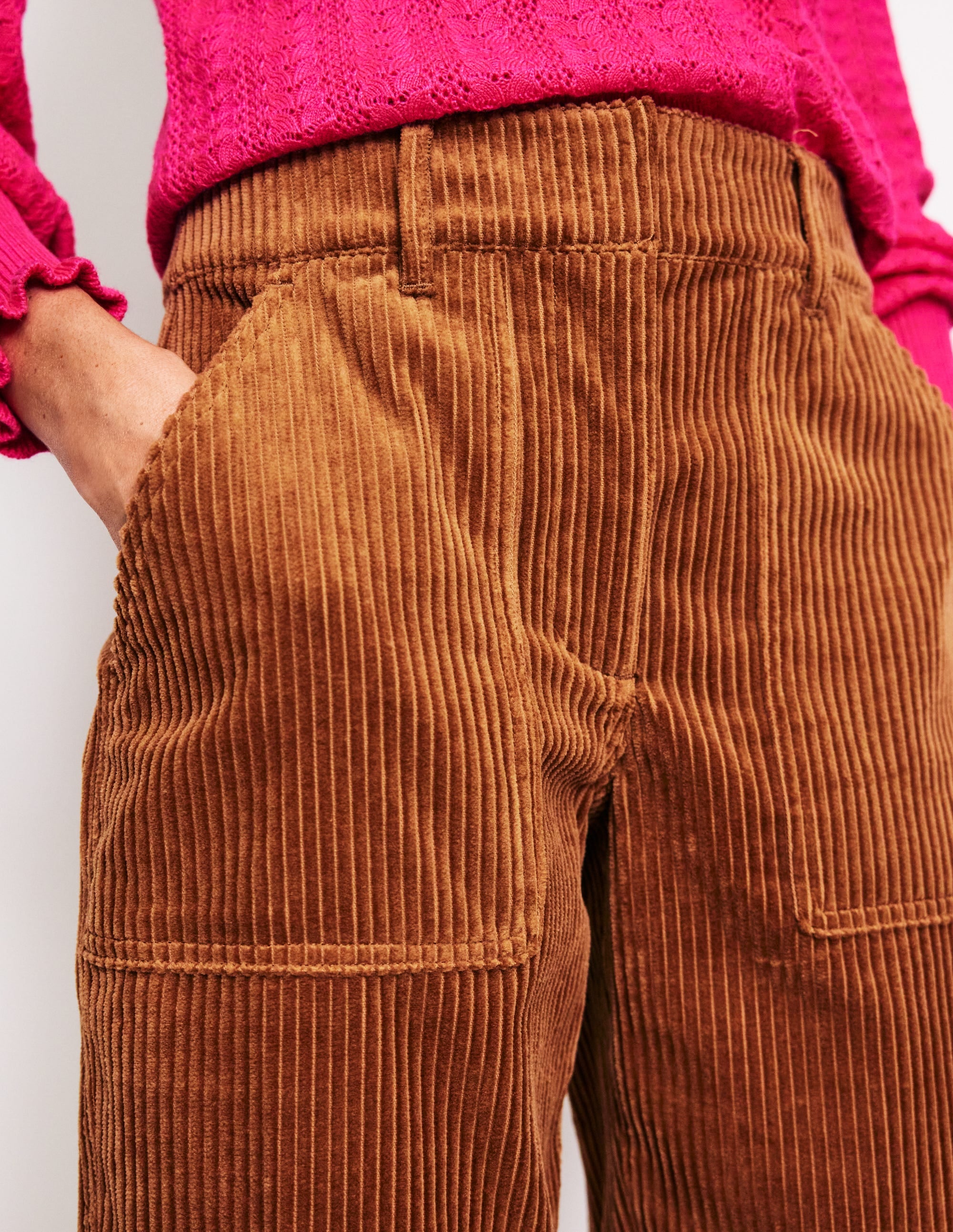 Schmal zulaufende Cargohose aus Cord-Kamelbraun - Image 2