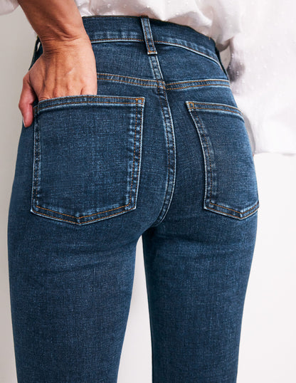 Schmal geschnittene, ausgestellte Jeans mit hohem Bund-Indigo Waschung