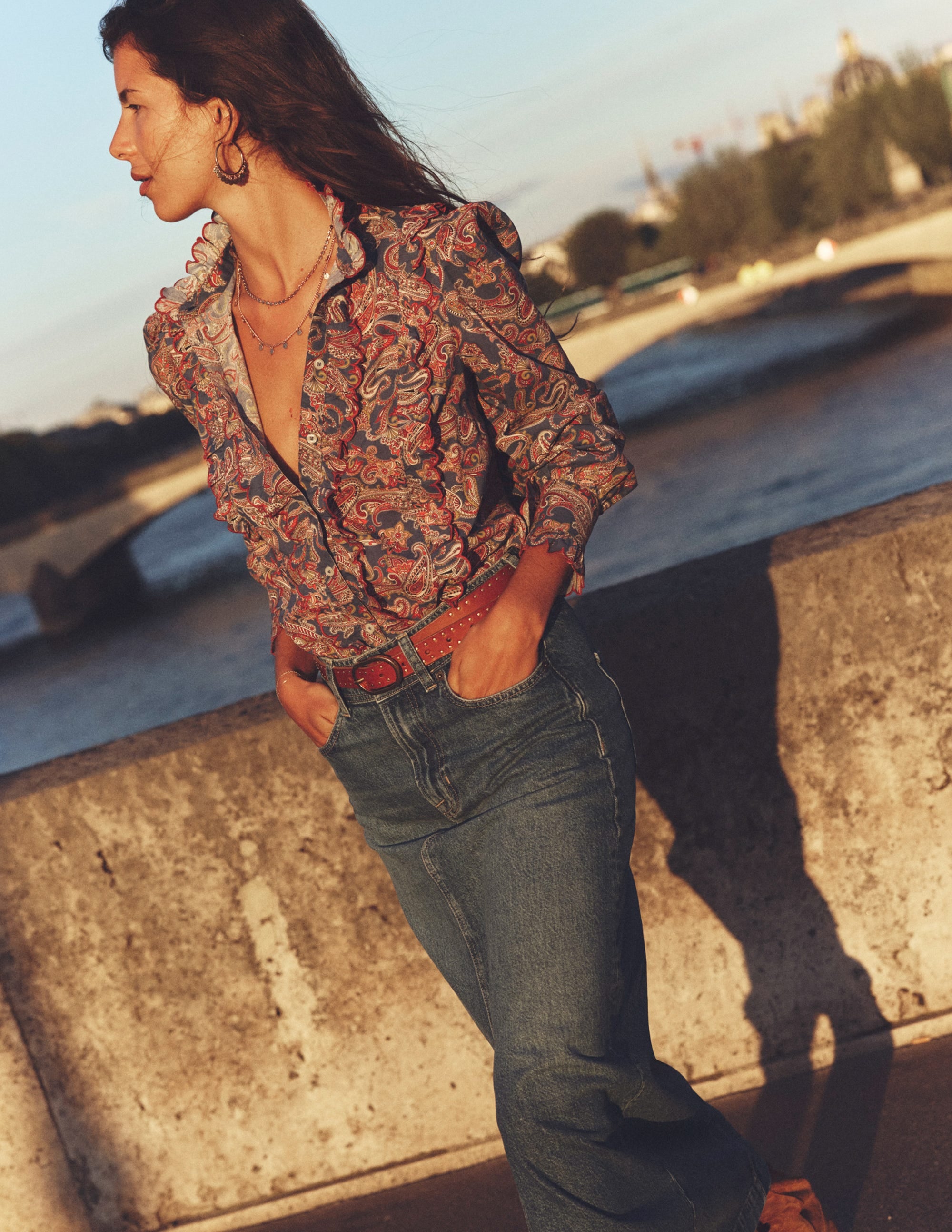 Blouse volantée en coton-Bleu marine authentique, motif Opulent Paisley - Image 5