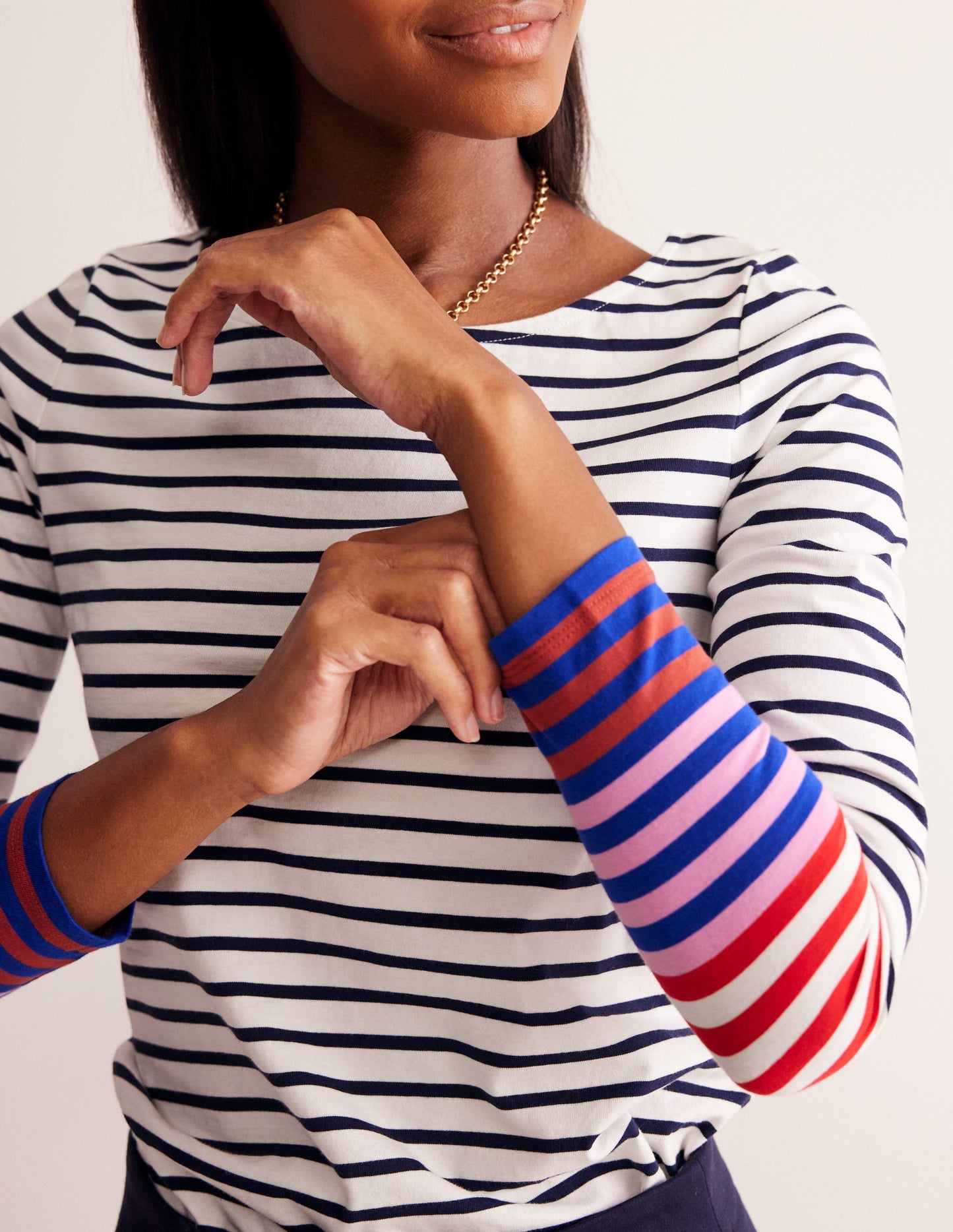 Ella Breton-Shirt mit langen Ärmeln-Naturweiß, Französisches Marineblau Bunte Manschetten