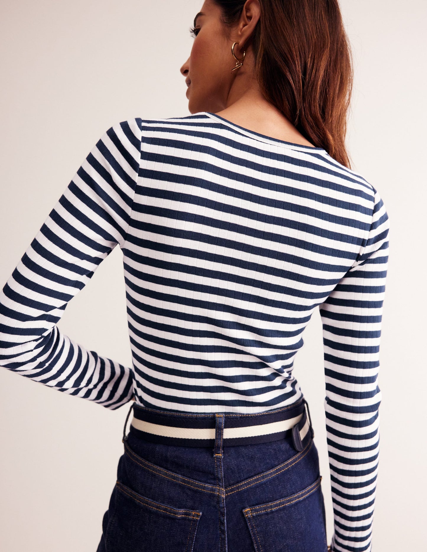 Anna T-Shirt aus Rippstrick mit V-Ausschnitt-Naturweiß/Navy, Gestreift