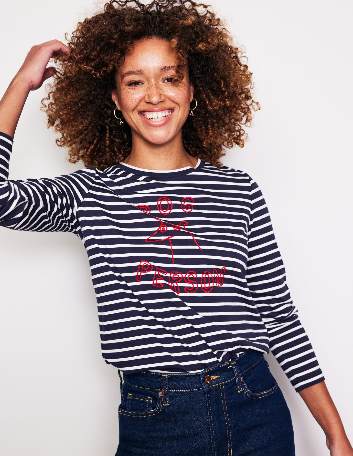 Klassisches T-Shirt mit Stickerei-Marineblau, Naturweiß Hund Person