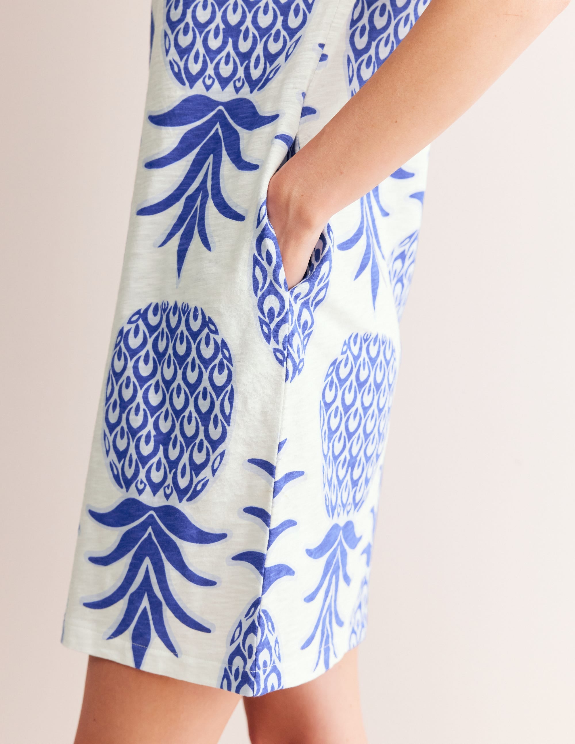 Leah T-Shirt-Kleid aus Jersey-Surf The Web, Ananas Knallig - Image 2