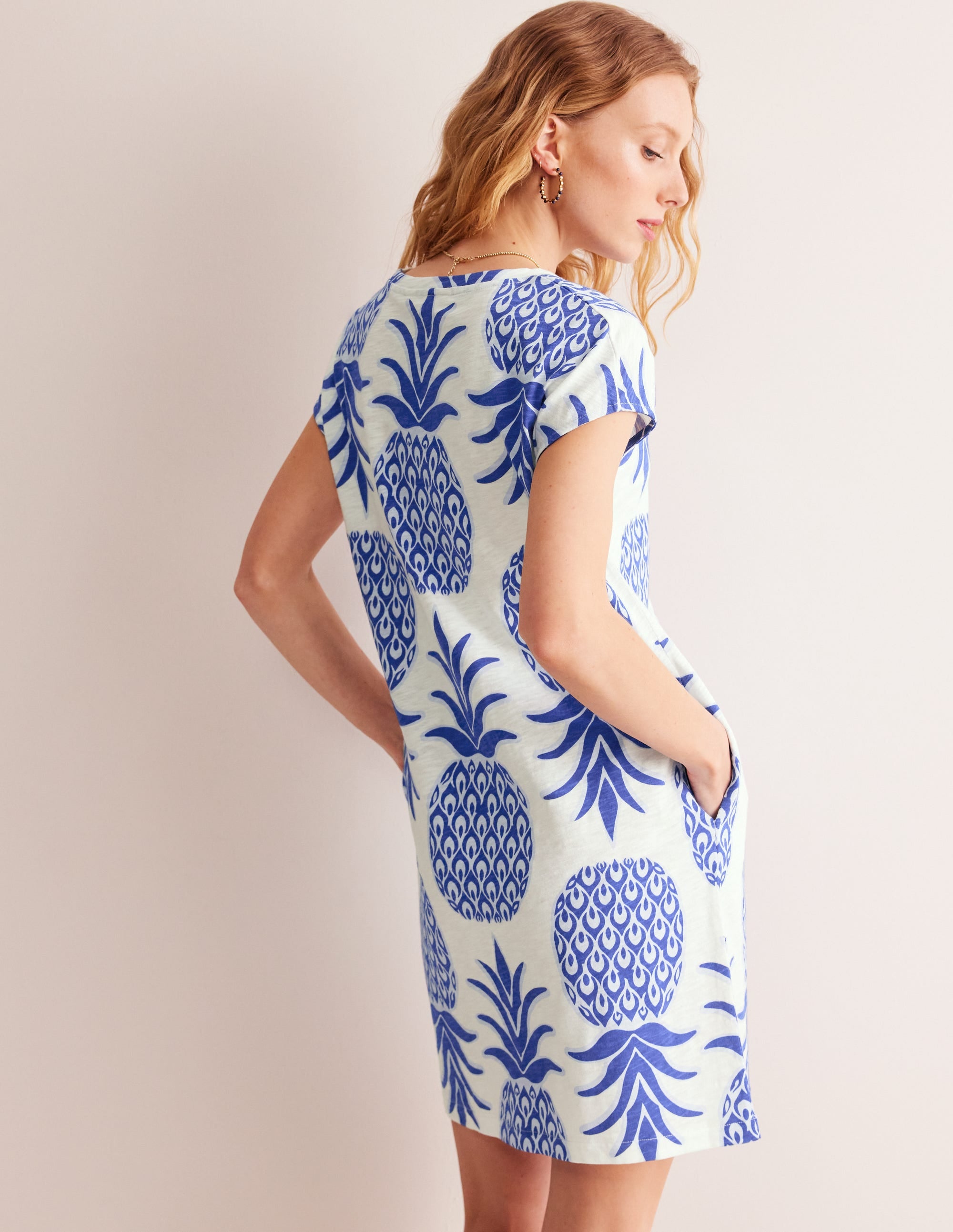 Leah T-Shirt-Kleid aus Jersey-Surf The Web, Ananas Knallig - Image 3