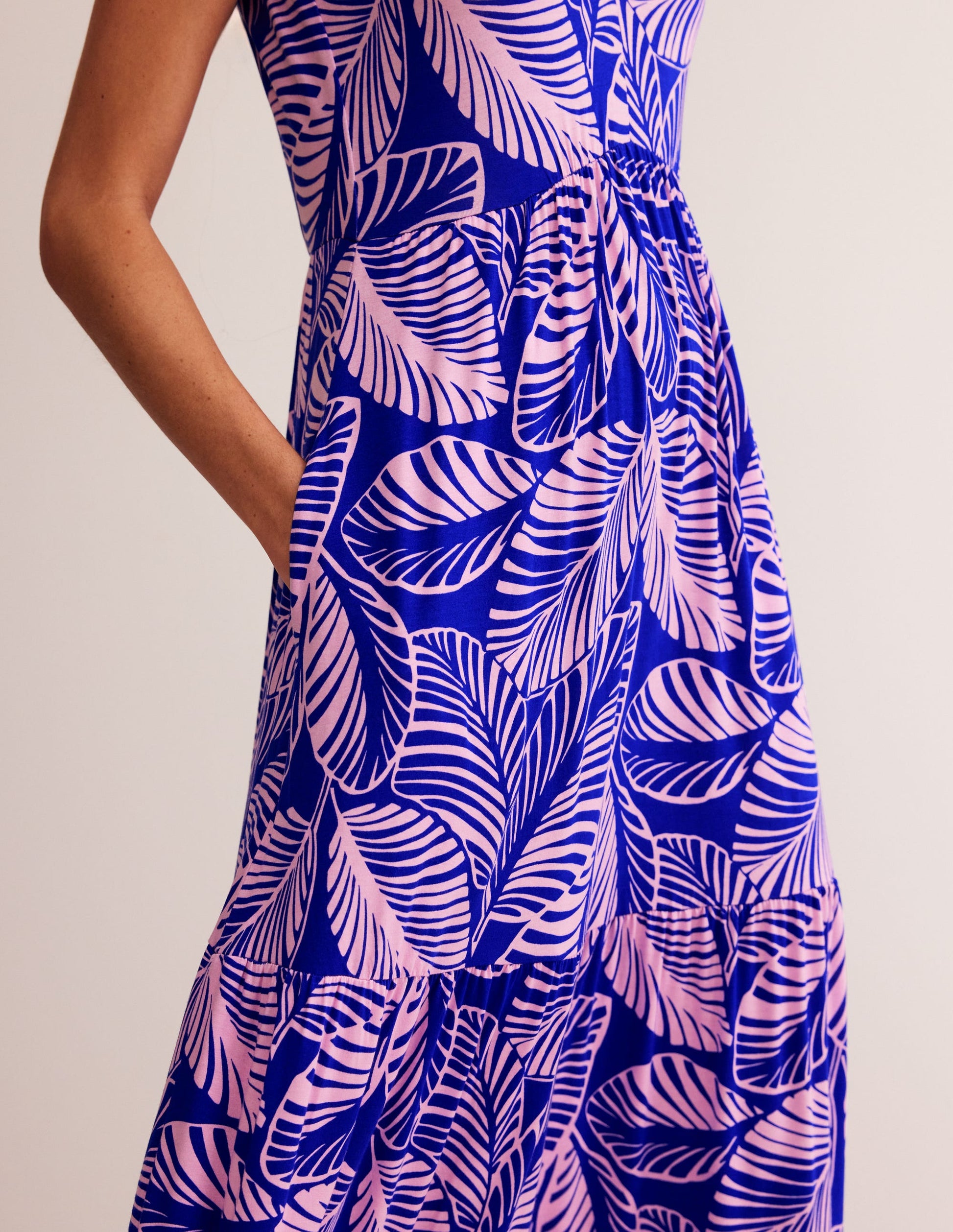 Sylvia Maxi-Stufenkleid aus Jersey-Surf The Web, Calathea-Blatt-3