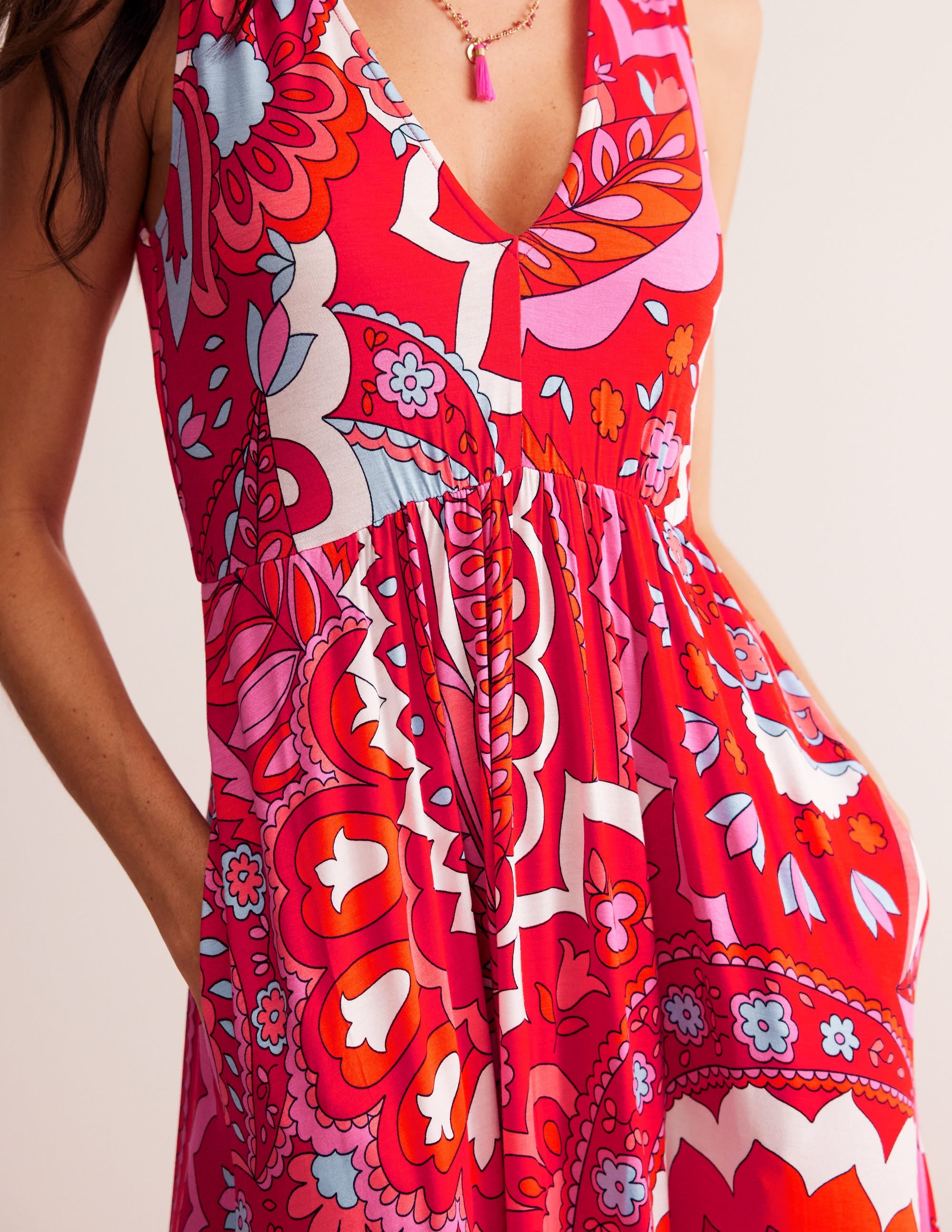 Sylvia Maxi-Stufenkleid aus Jersey-Flammenrot, Foliage Paisley - Image 2