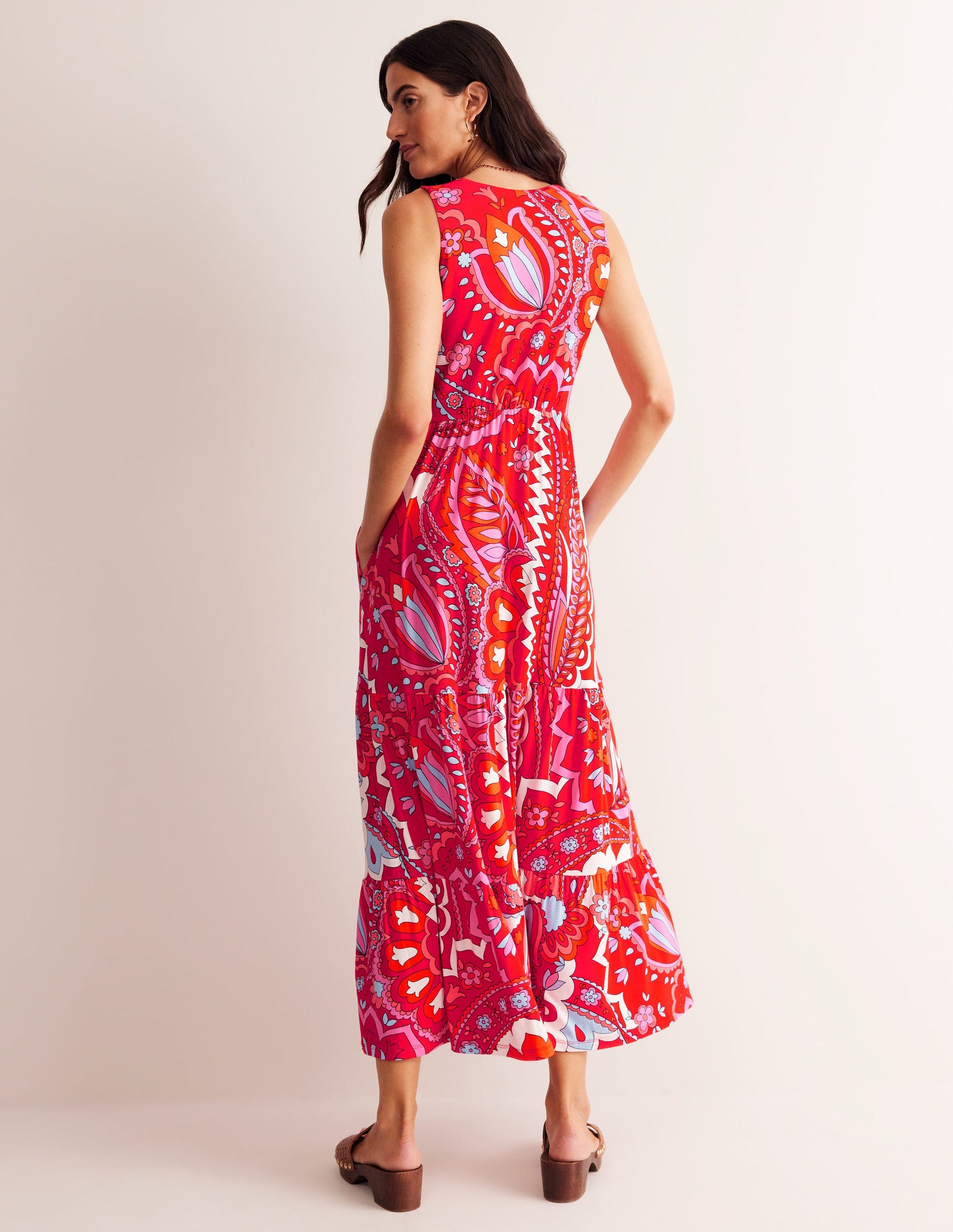 Sylvia Maxi-Stufenkleid aus Jersey-Flammenrot, Foliage Paisley-3