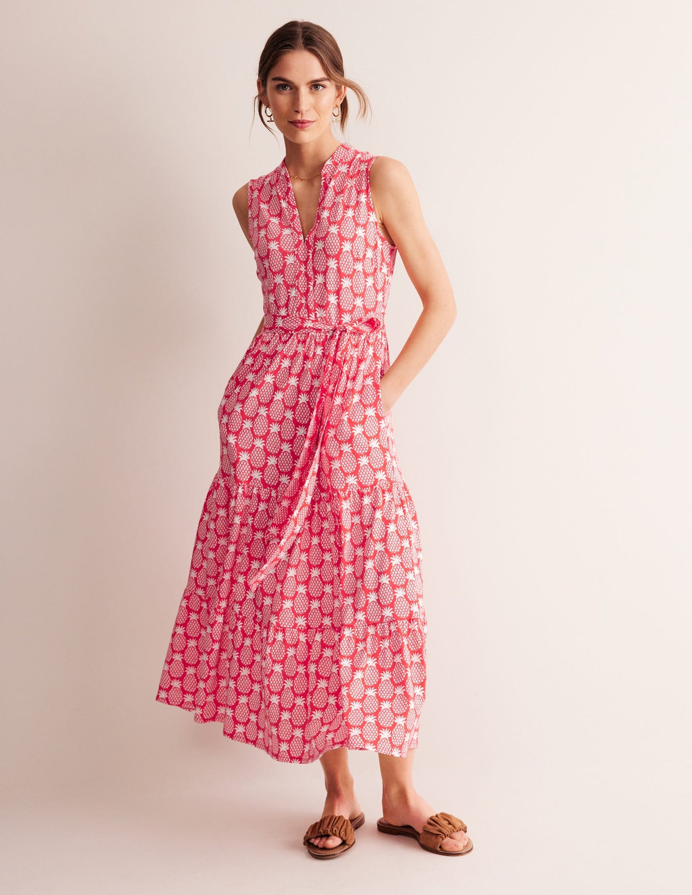 Naomi Maxikleid mit eingekerbtem Kragen-Hibiskus, Ananas Geo