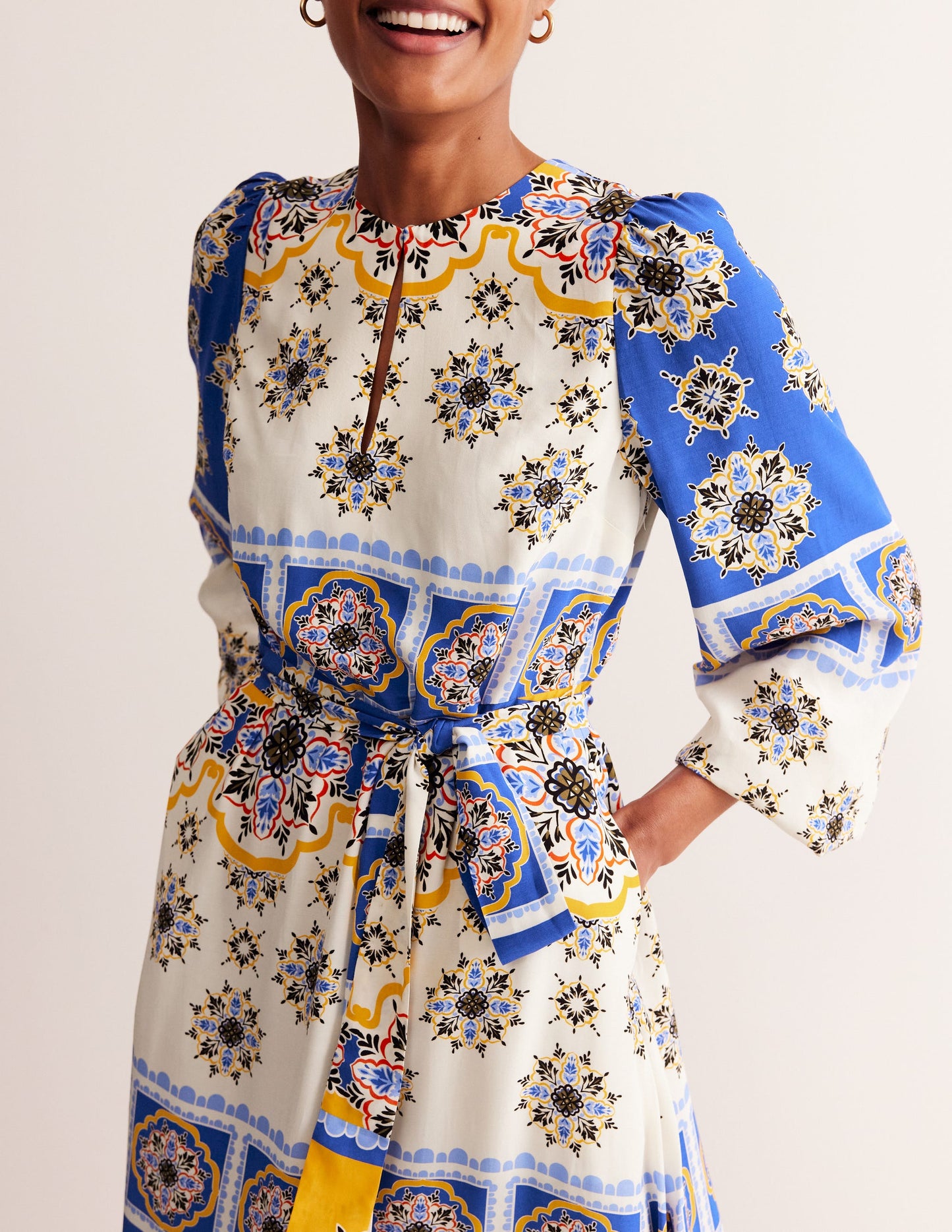 Robe longue de cérémonie à manches blousantes-Bleu connecté, motif Mosaic Charm