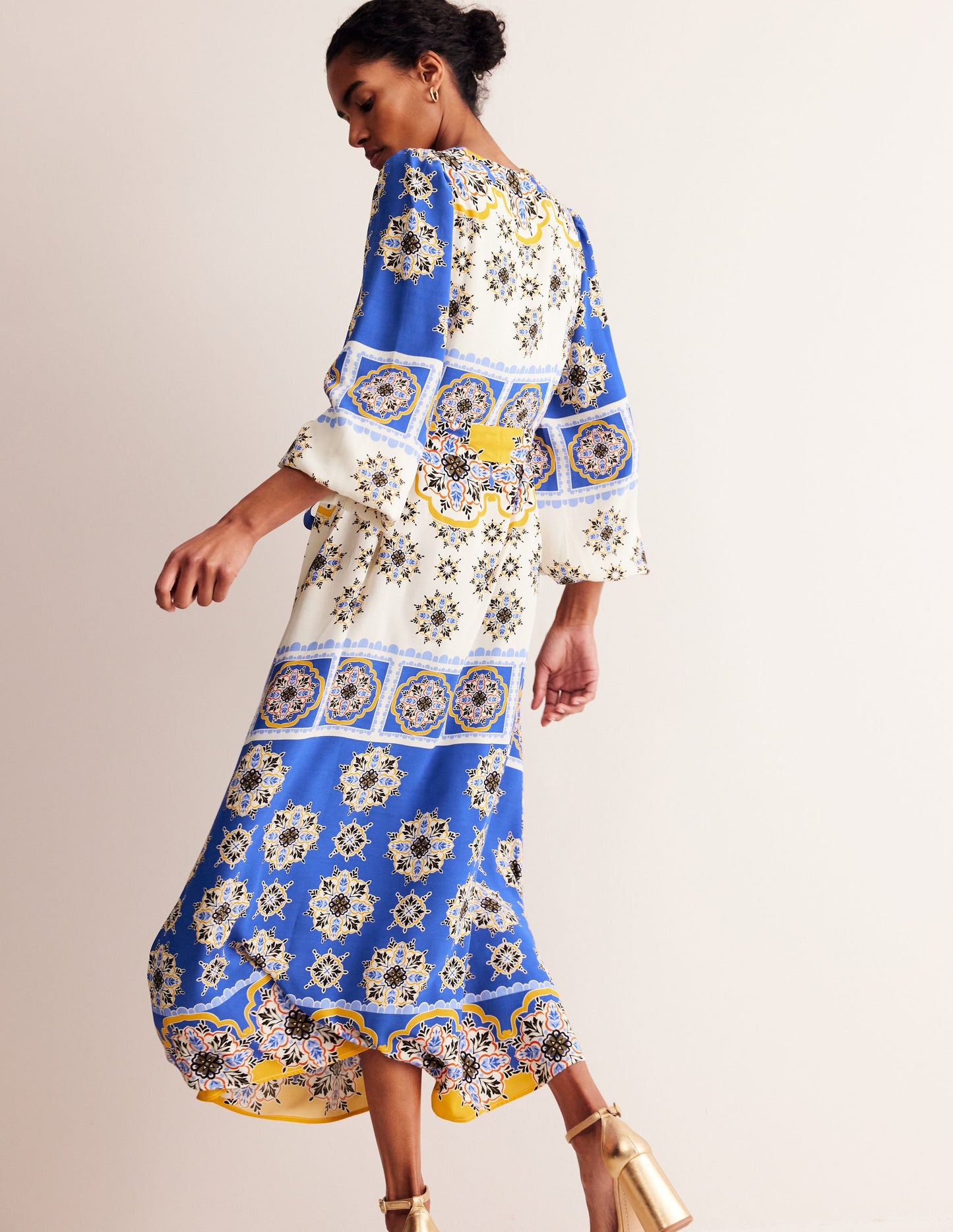 Robe longue de cérémonie à manches blousantes-Bleu connecté, motif Mosaic Charm