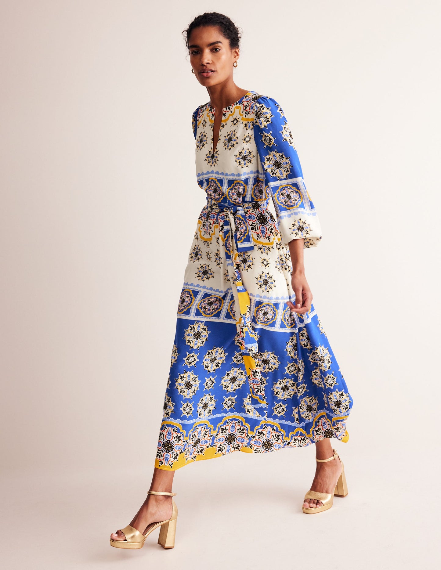 Robe longue de cérémonie à manches blousantes-Bleu connecté, motif Mosaic Charm
