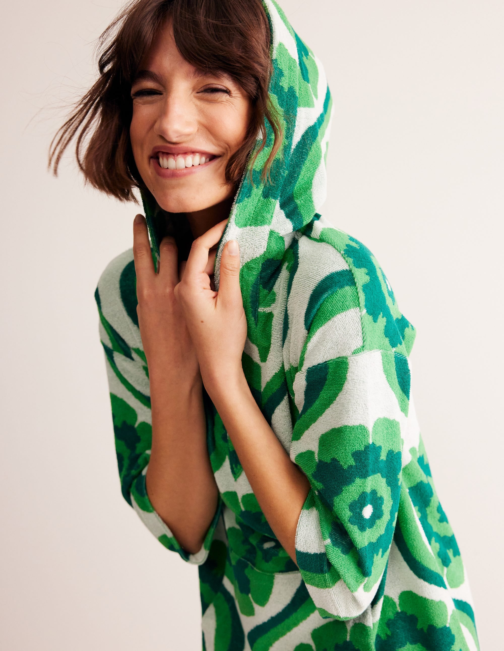 Kurzer Frottee-Kaftan mit Kapuze-Grün, Geo-Blumen - Image 1