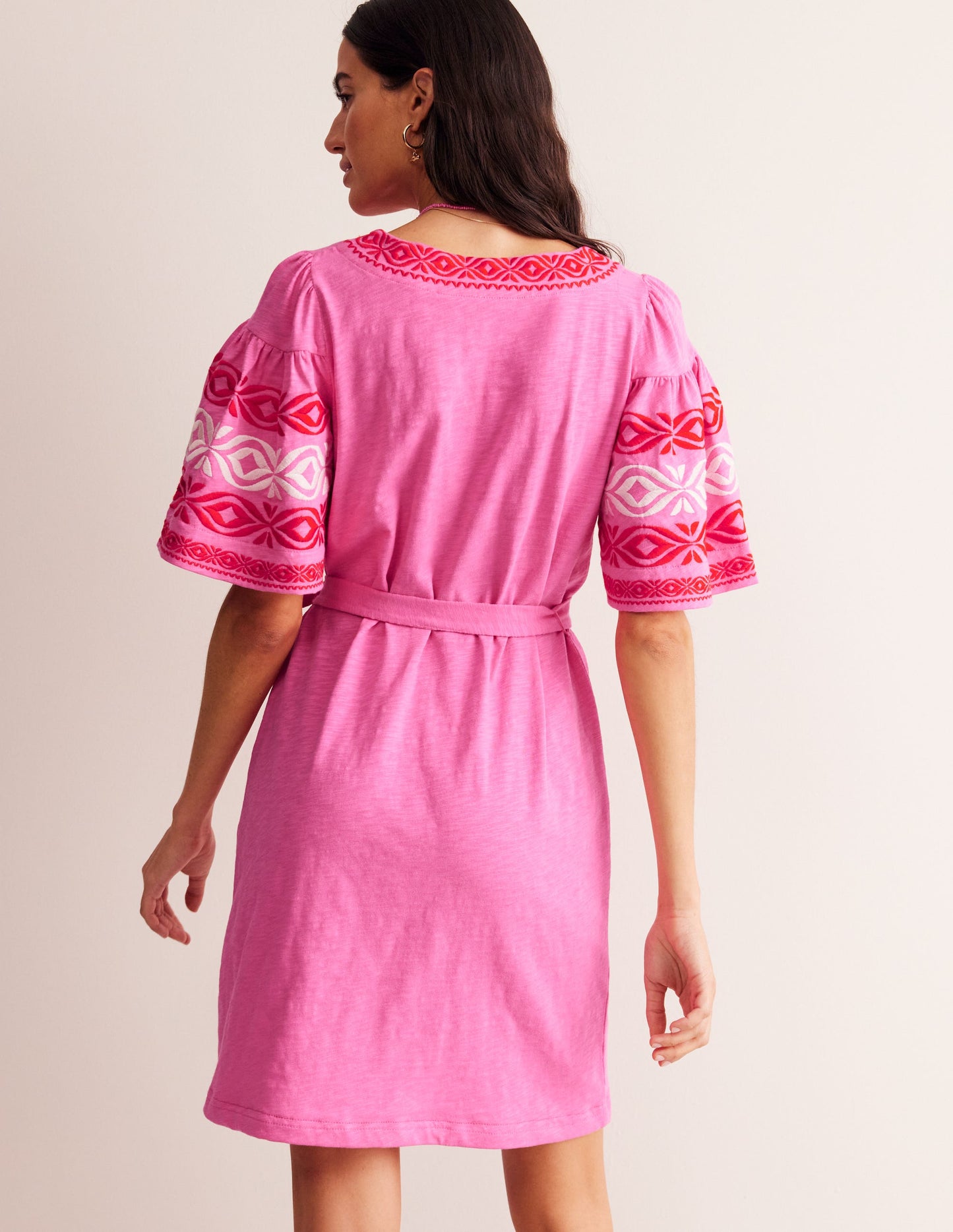 Kurzes Jerseykleid mit Stickerei-Beacon