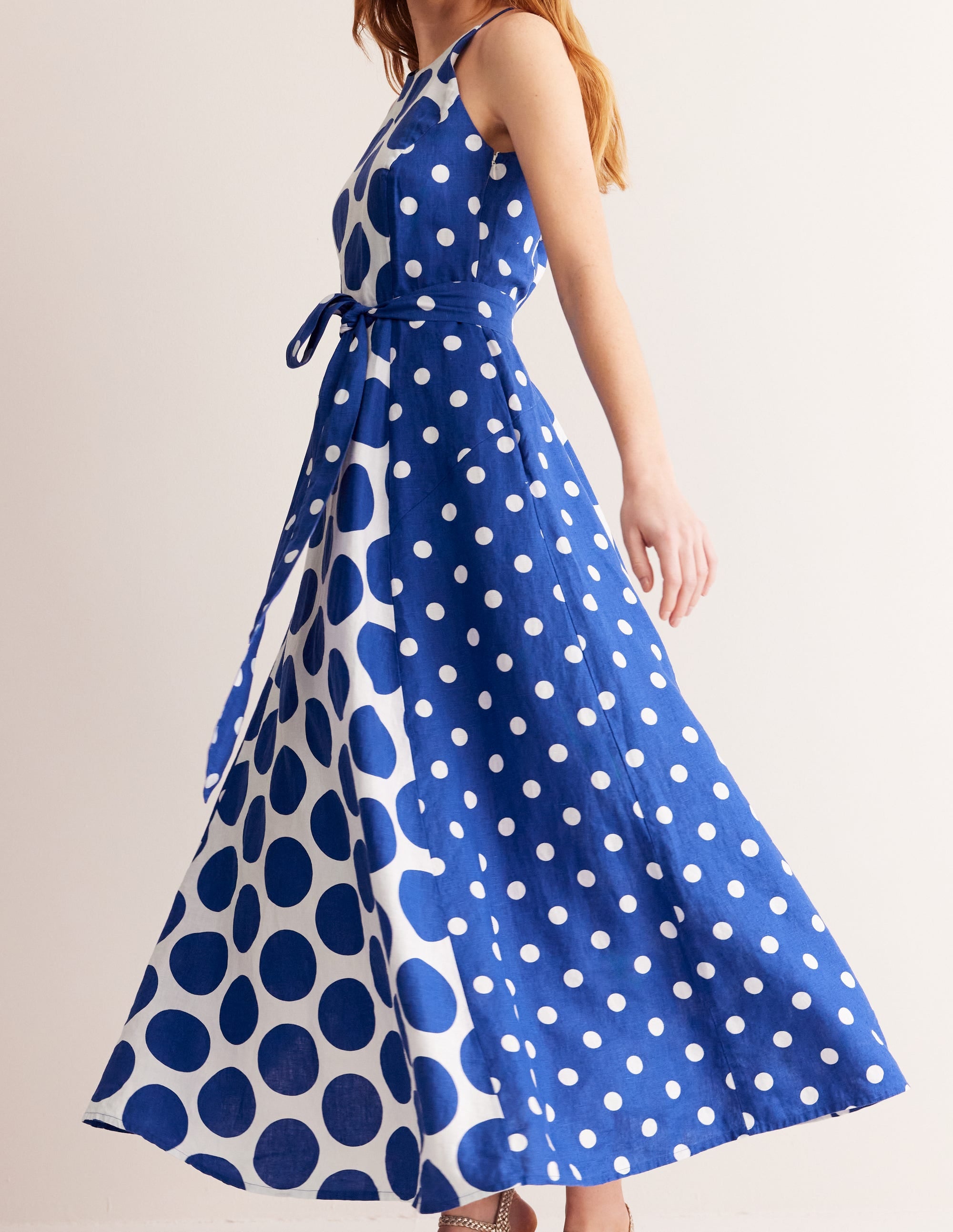 Maxi-Neckholderkleid aus Leinen-Surf the Web, Gepunktet - Image 2