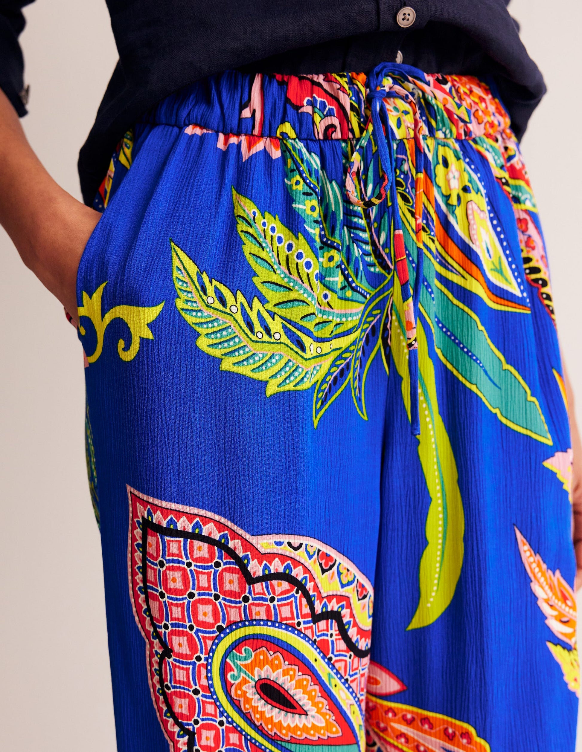Pantalon fuselé et plissé-Multi, motif Painterly Paisley-2