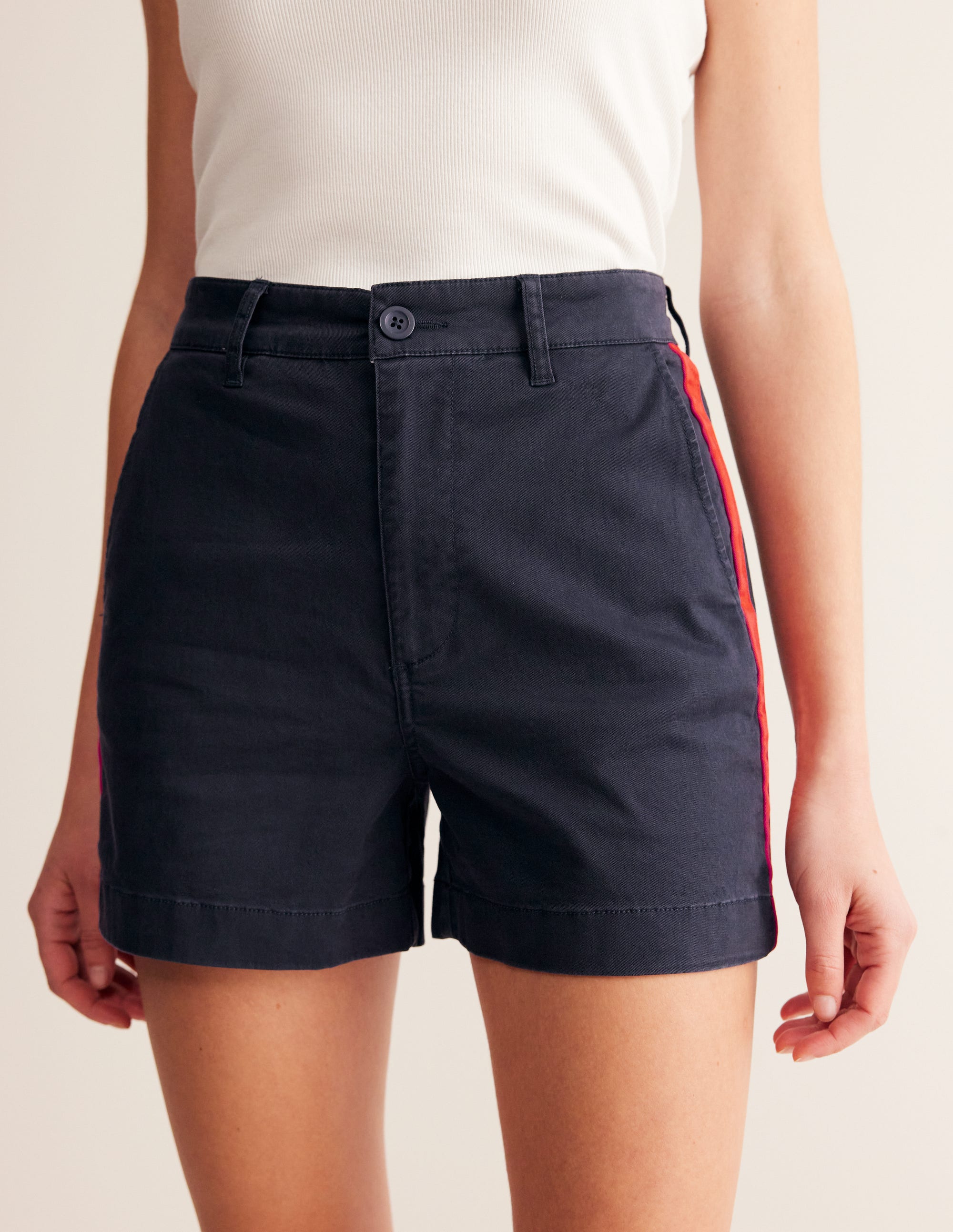 Short chino Barnsbury-Bleu marine, rayé latéral rouge - Image 2