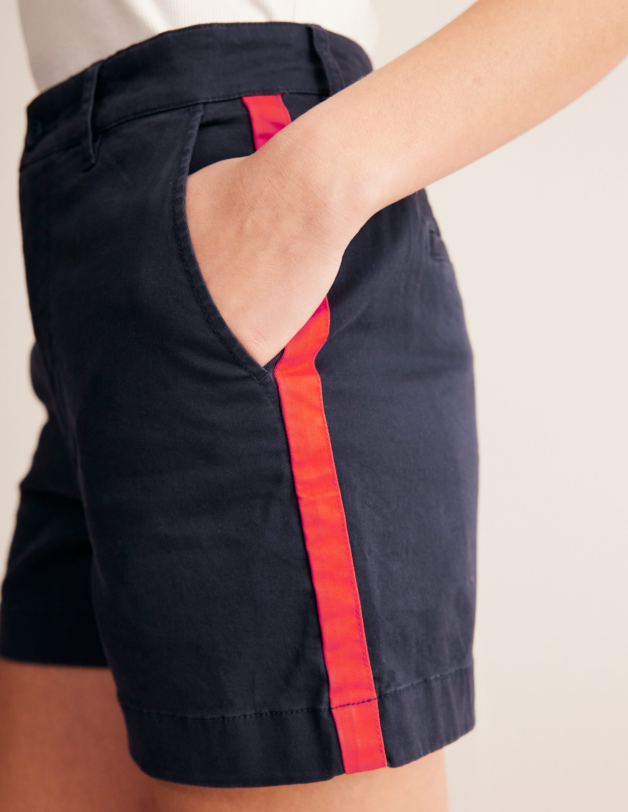 Short chino Barnsbury-Bleu marine, rayé latéral rouge - Image 3
