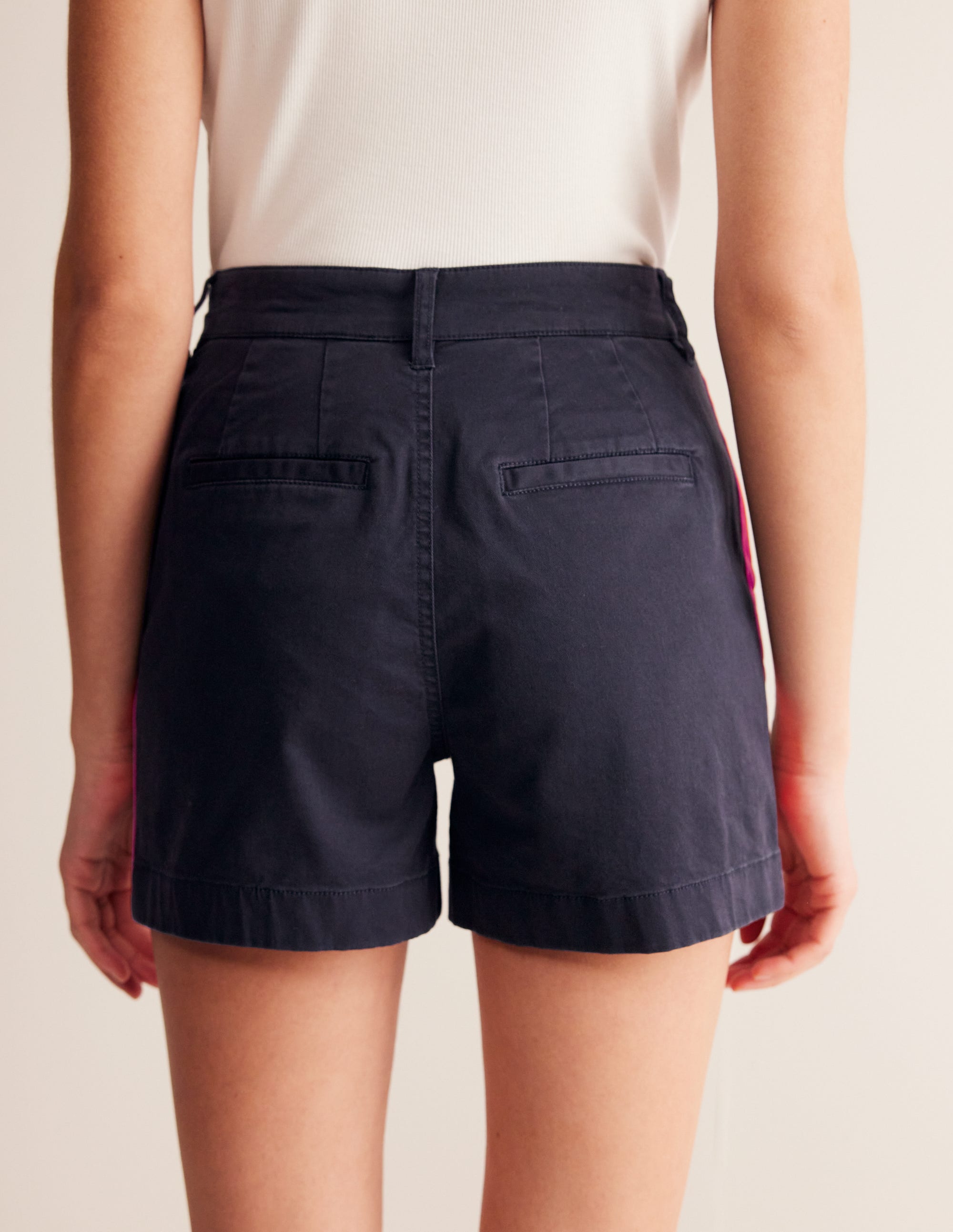Short chino Barnsbury-Bleu marine, rayé latéral rouge - Image 4