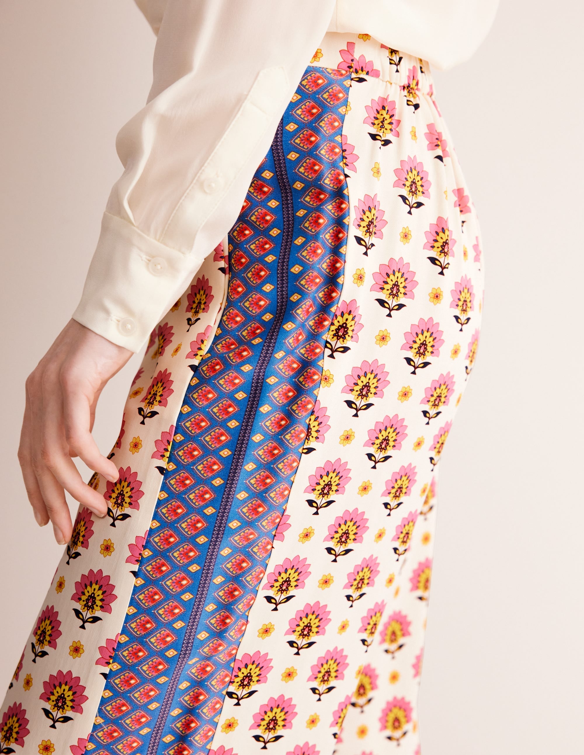 Pantacourt droit en satin-Ivoire, motif floral - Image 2