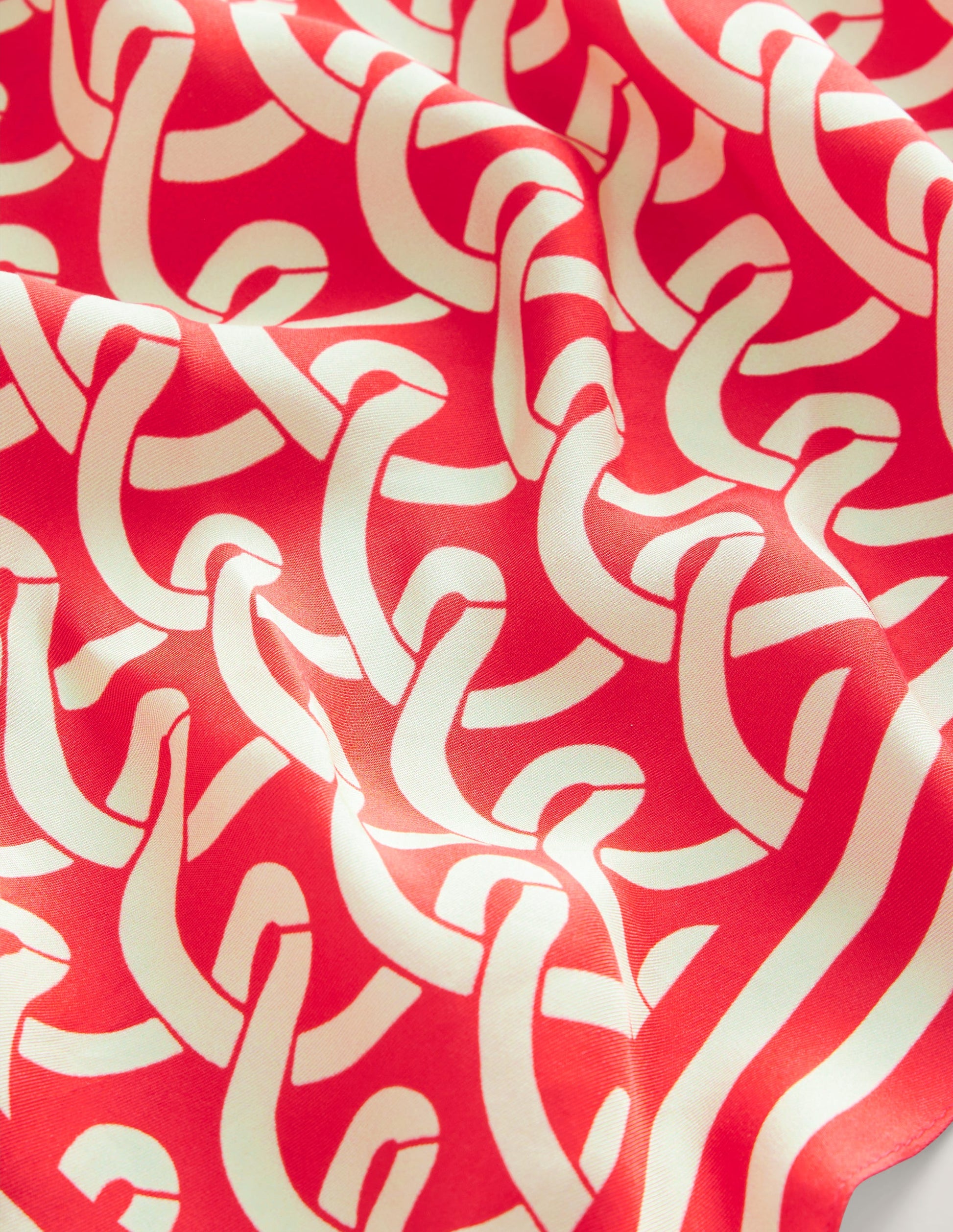Foulard carré Elisabeth en soie-Motif géométrique rouge-3