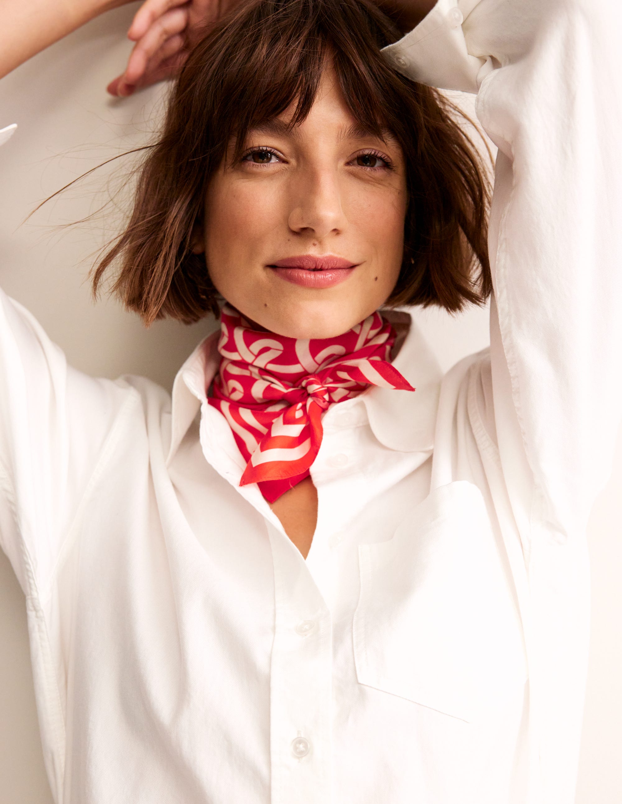 Foulard carré Elisabeth en soie-Motif géométrique rouge - Image 1