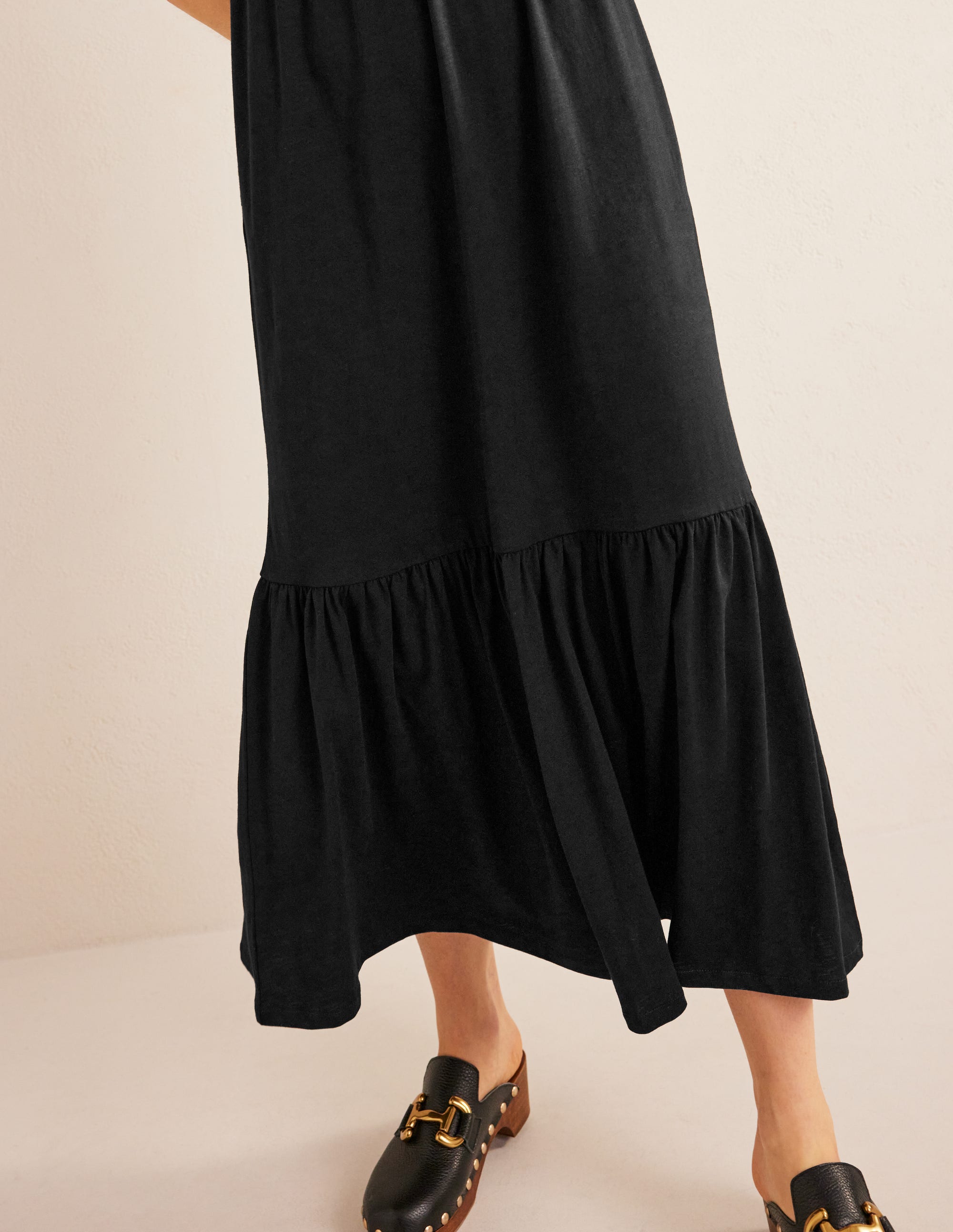 Emma Gestuftes Jersey-Midikleid-Schwarz - Image 2
