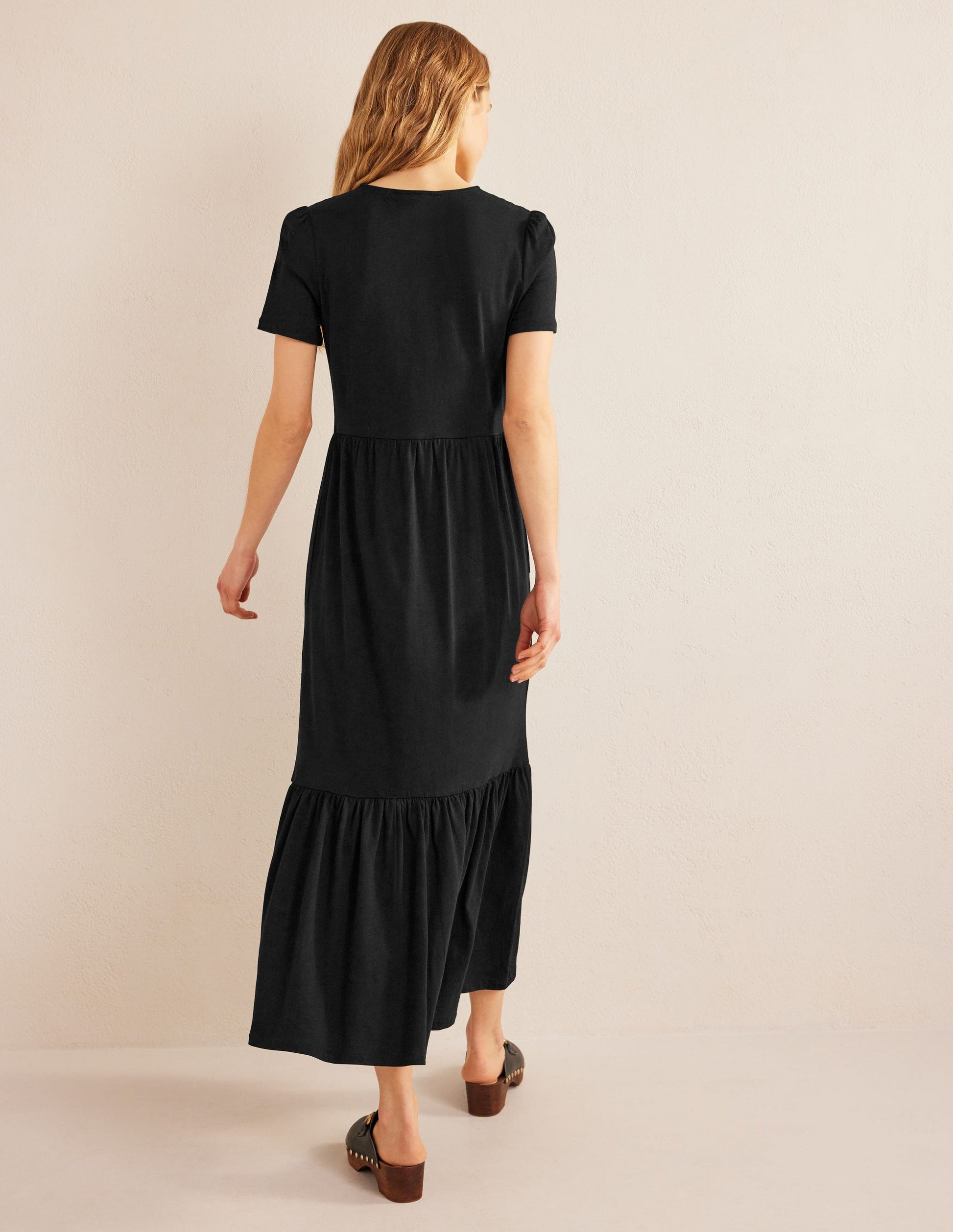 Emma Gestuftes Jersey-Midikleid-Schwarz-3