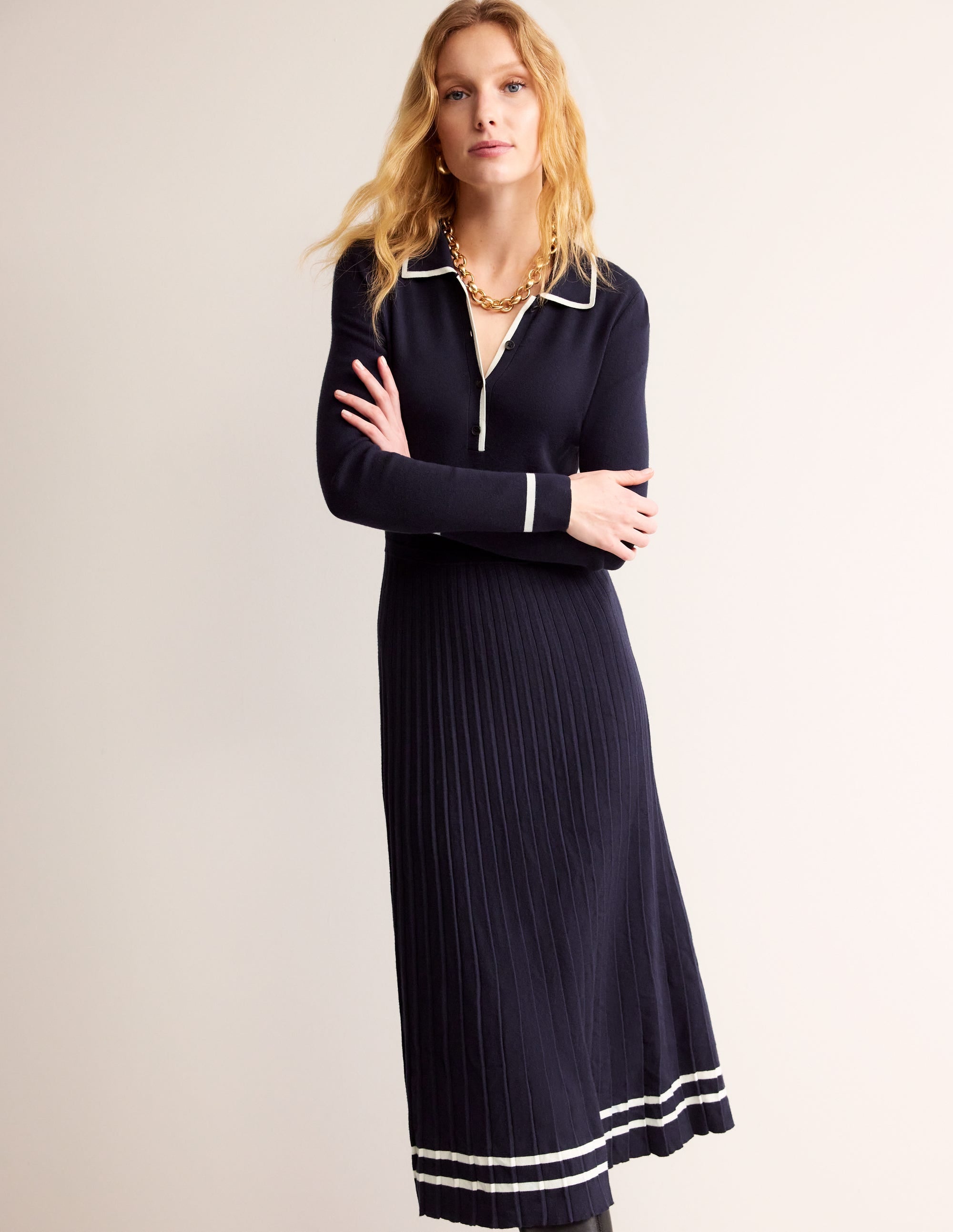 Mollie Plissiertes Strickkleid-Marineblau Warmes Naturweiß - Image 1