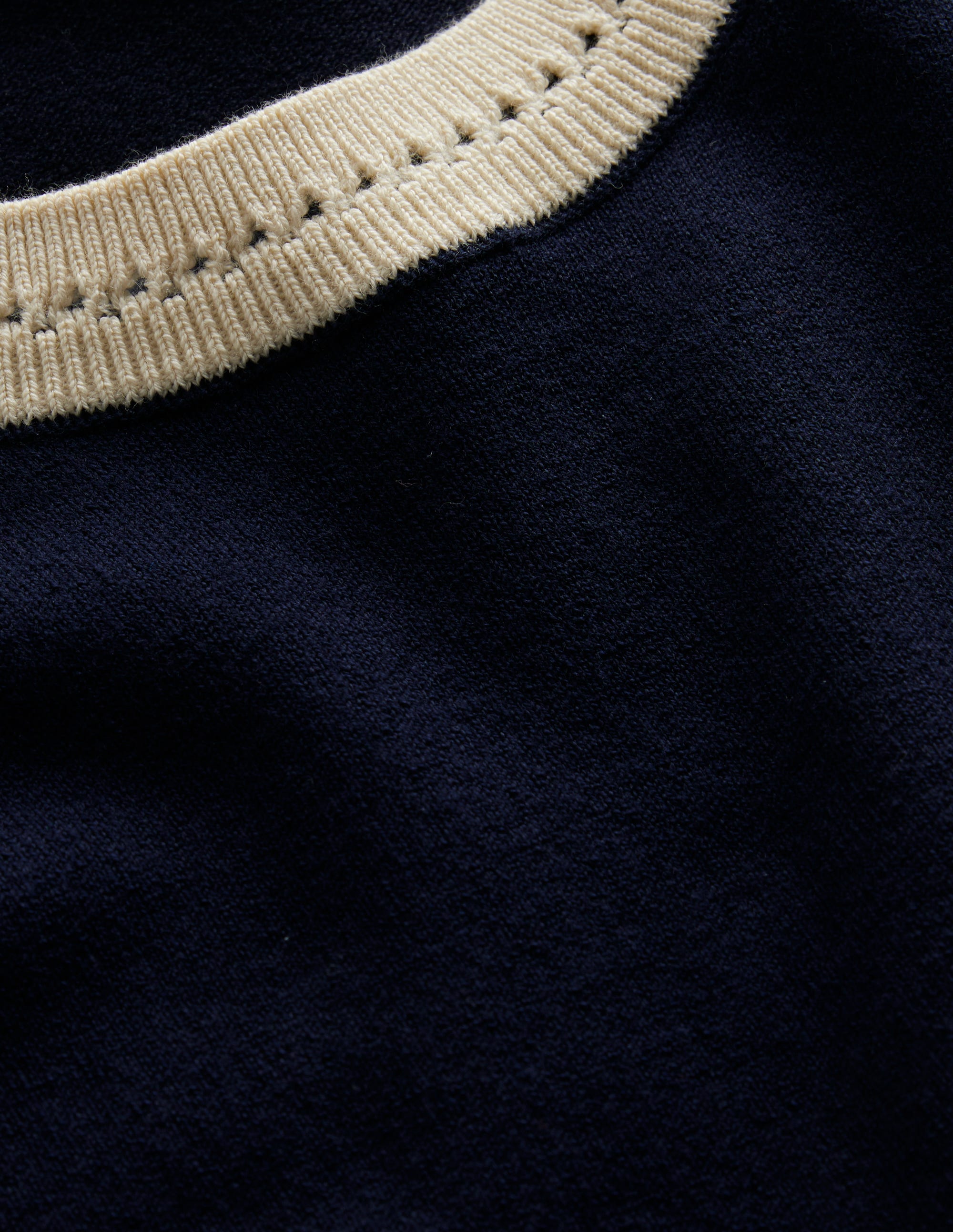 Catriona Baumwoll-T-Shirt mit Rundhalsausschnitt-Marineblau/Warmes Naturweiß - Image 6