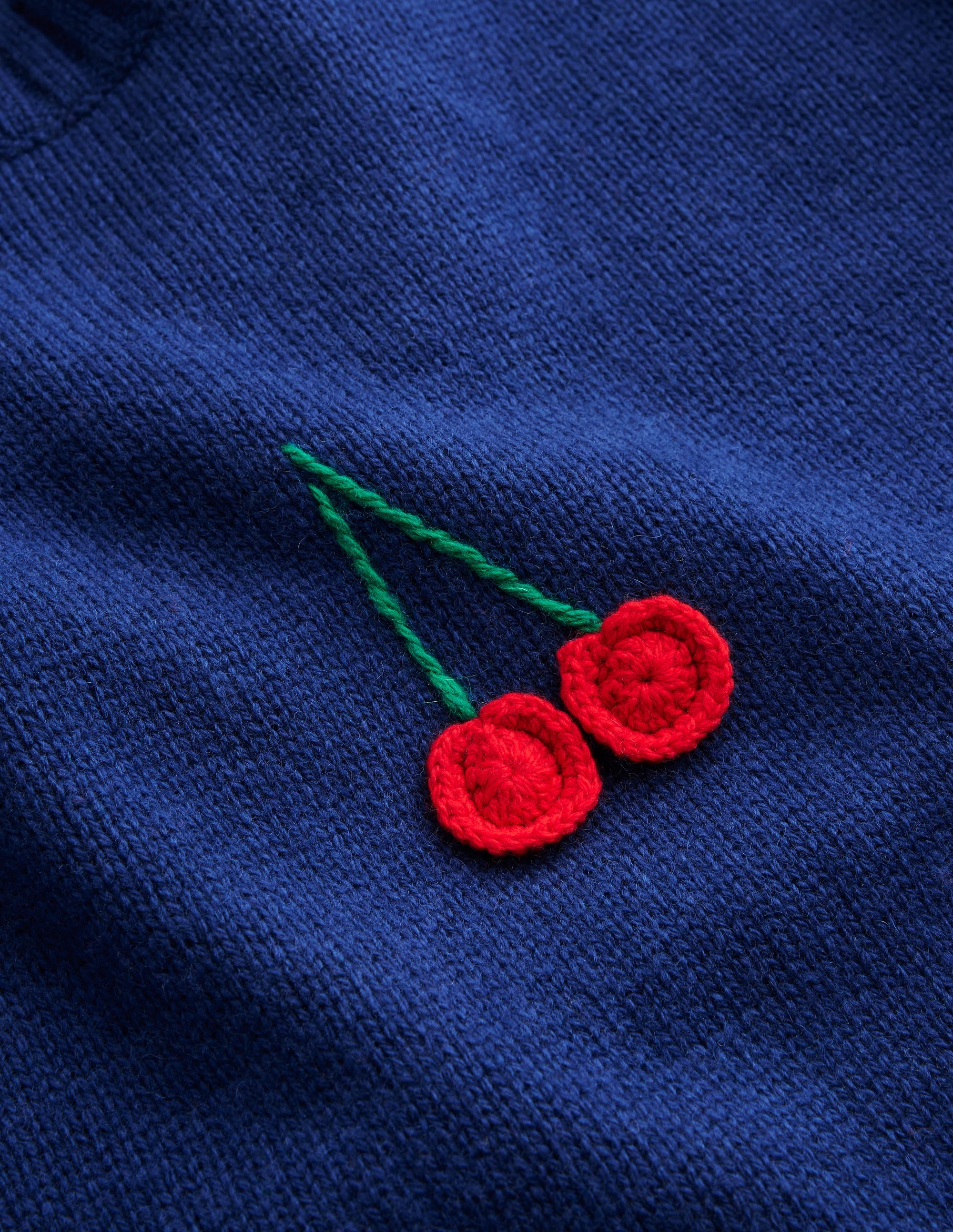 Pull brodé à la main-Pivoine bleu marine, cerises - Image 7