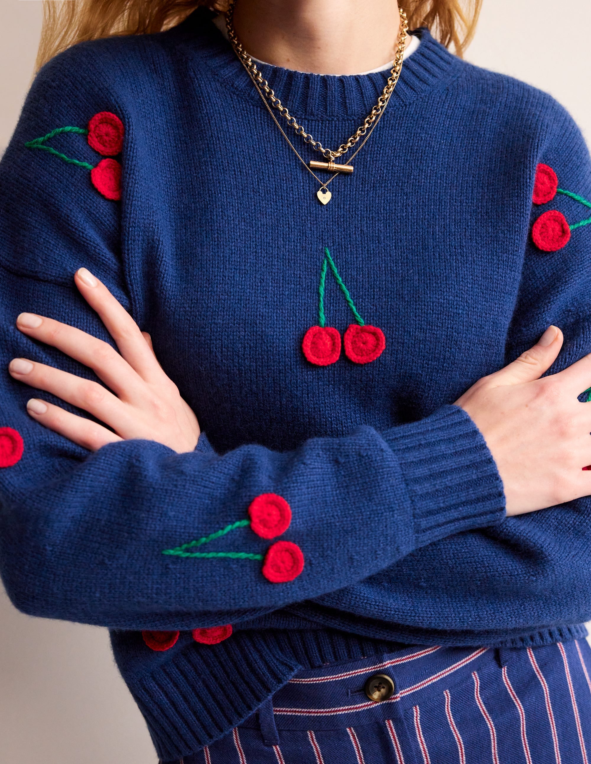 Pull brodé à la main-Pivoine bleu marine, cerises - Image 2