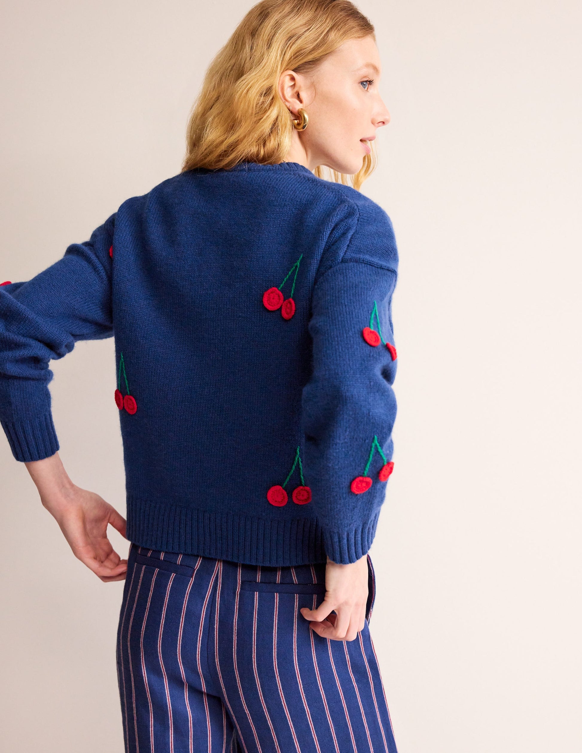 Pull brodé à la main-Pivoine bleu marine, cerises-3