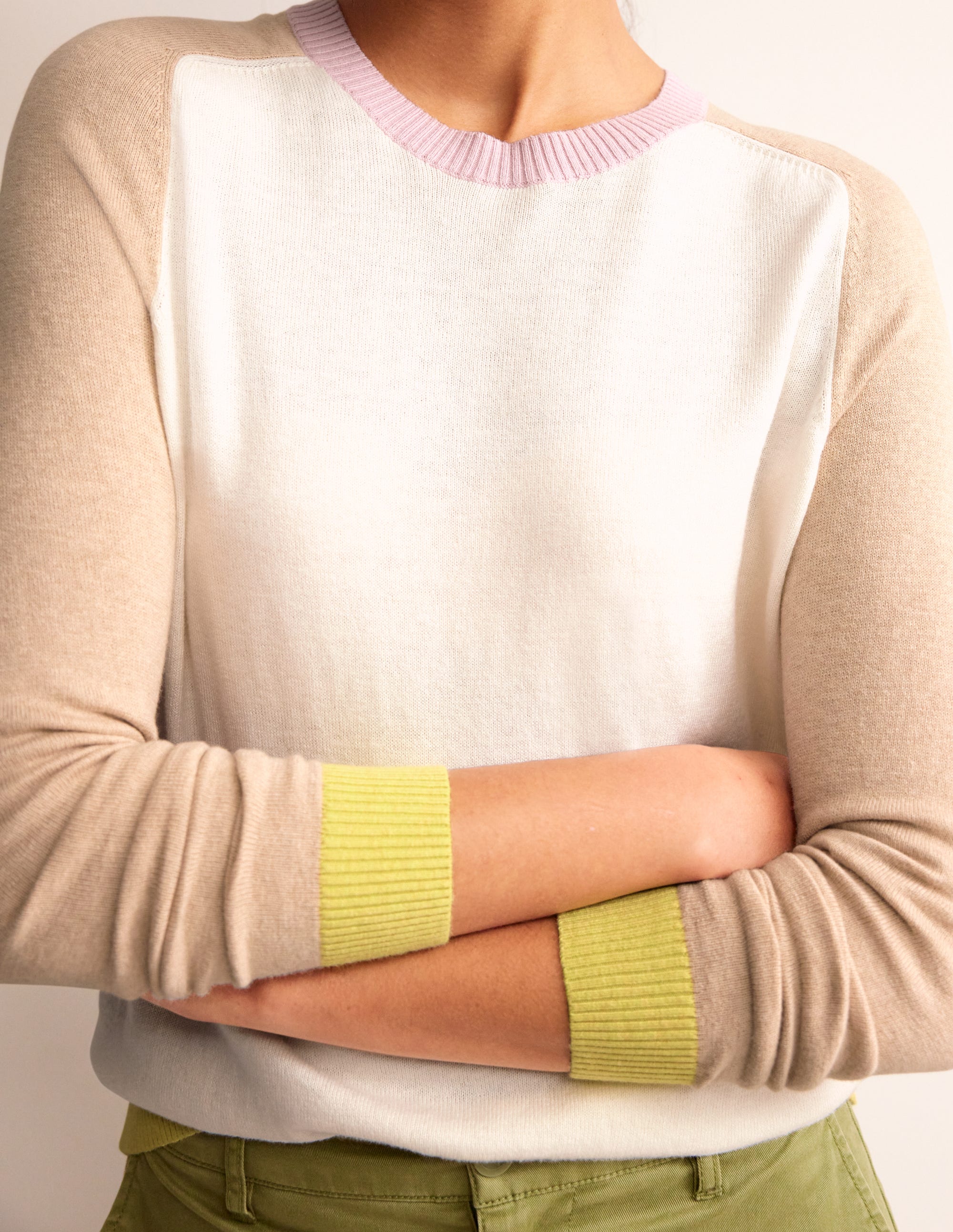 Meg Pullover mit Raglanärmeln-Naturweiß, Chinchilla Blockfarben - Image 3