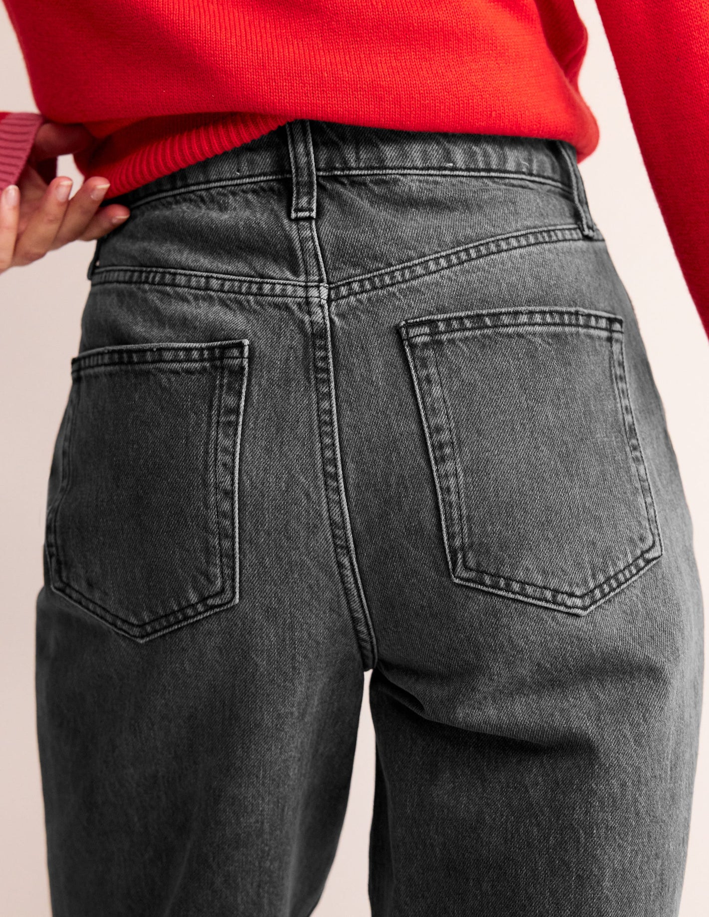 Schmal zulaufende 90er-Jeans mit hoher Taille-Gewaschenes Schwarz