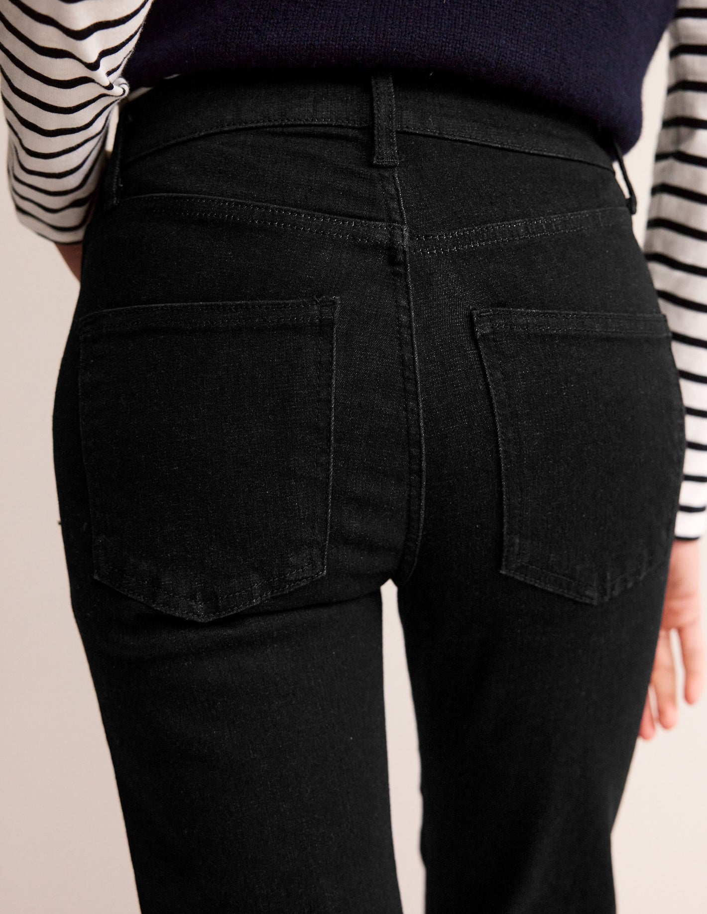 Schmale Jeans mit mittelhohem Bund-Schwarz