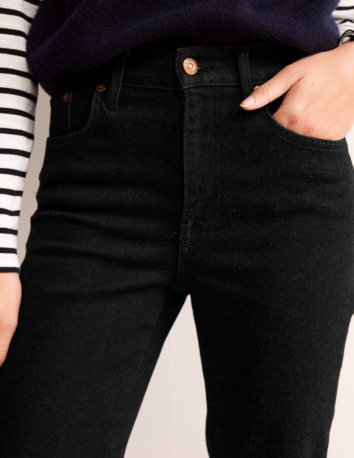 Schmale Jeans mit mittelhohem Bund-Schwarz - Image 5