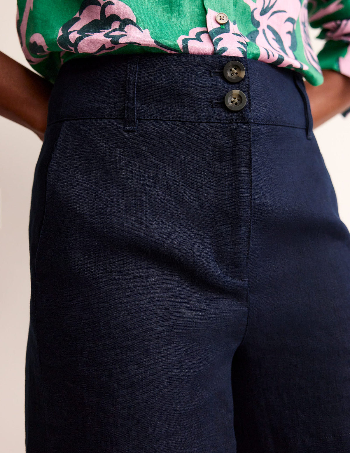 Short Westbourne en lin-Bleu Marine, Petits Pois - Image 2
