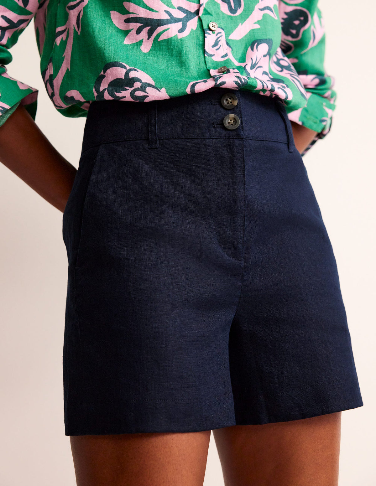 Short Westbourne en lin-Bleu Marine, Petits Pois - Image 4
