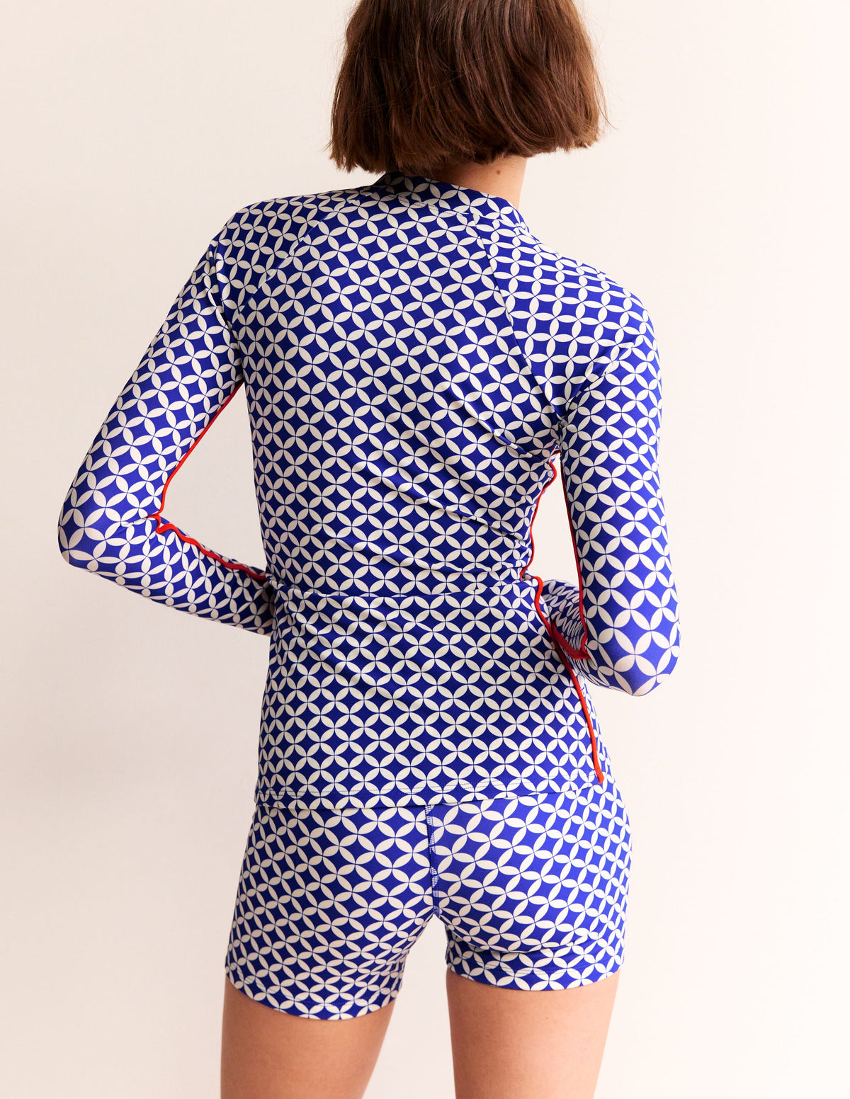 Paspeliertes Raglan-Badetop-Surf the Web, Abgestufte Diamanten - Image 3