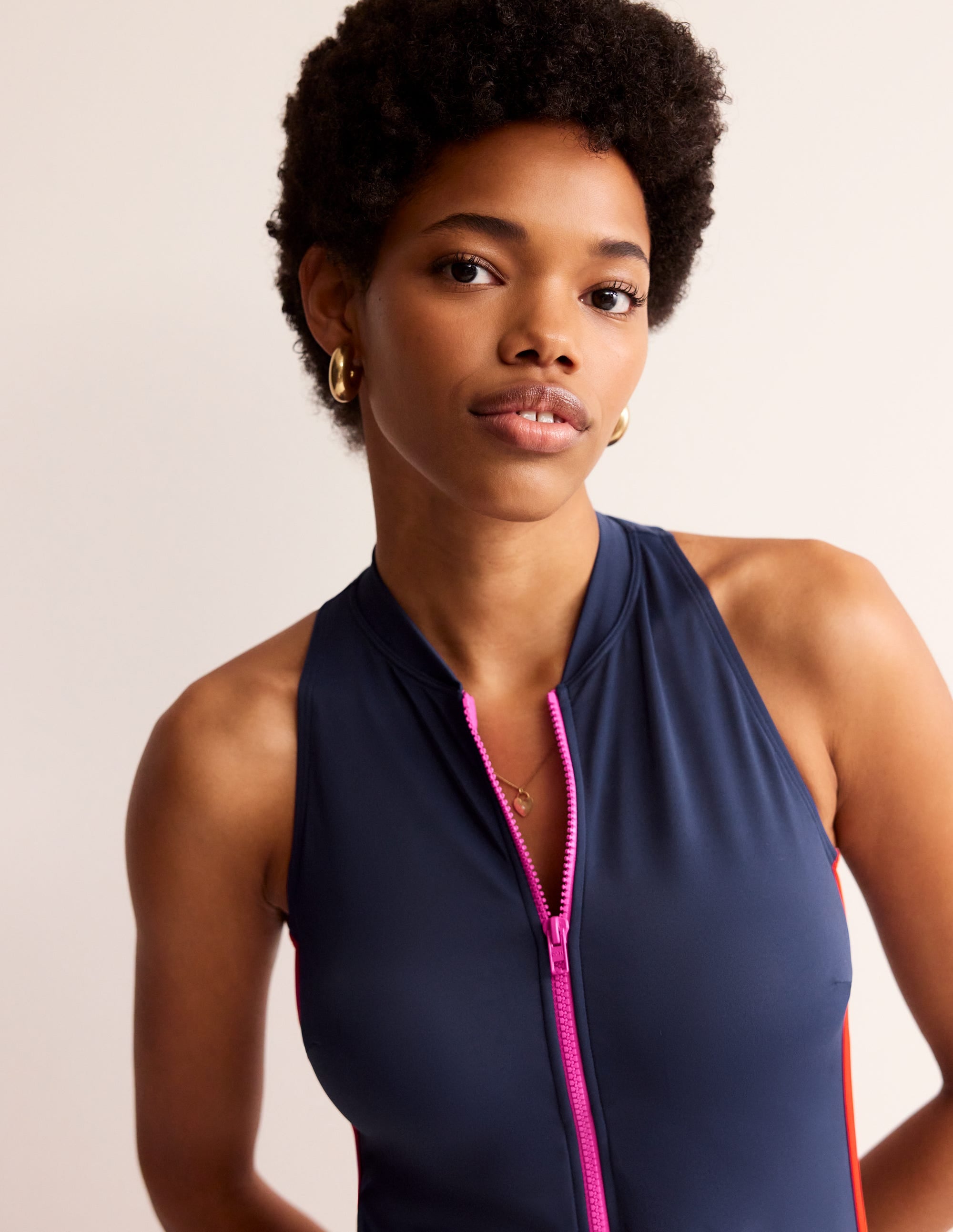 Maillot de bain sportif avec passepoil-Colourblock bleu marine/super rose - Image 1