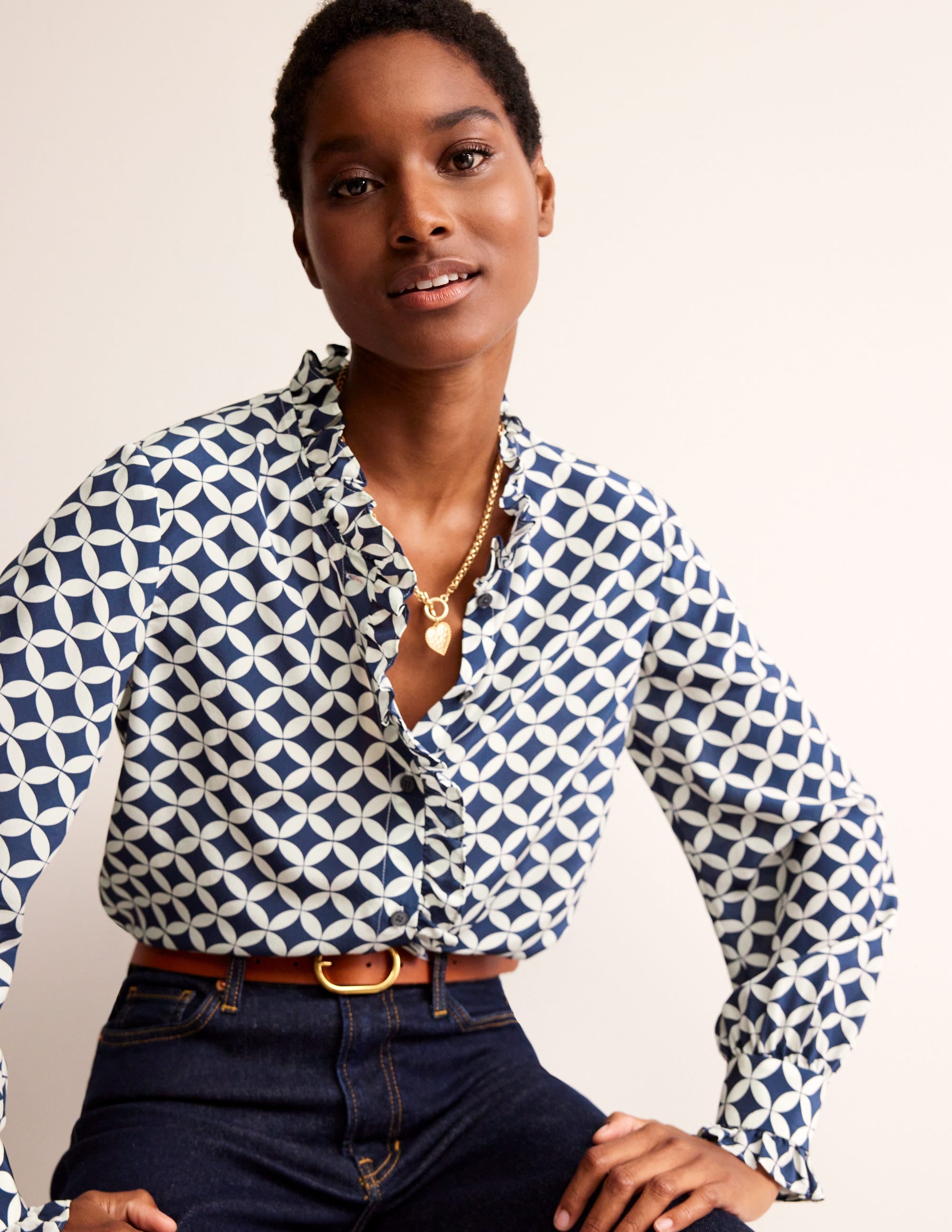 Seidenbluse mit Rüschenkragen-Marineblau, Abgestufte Diamanten - Image 1