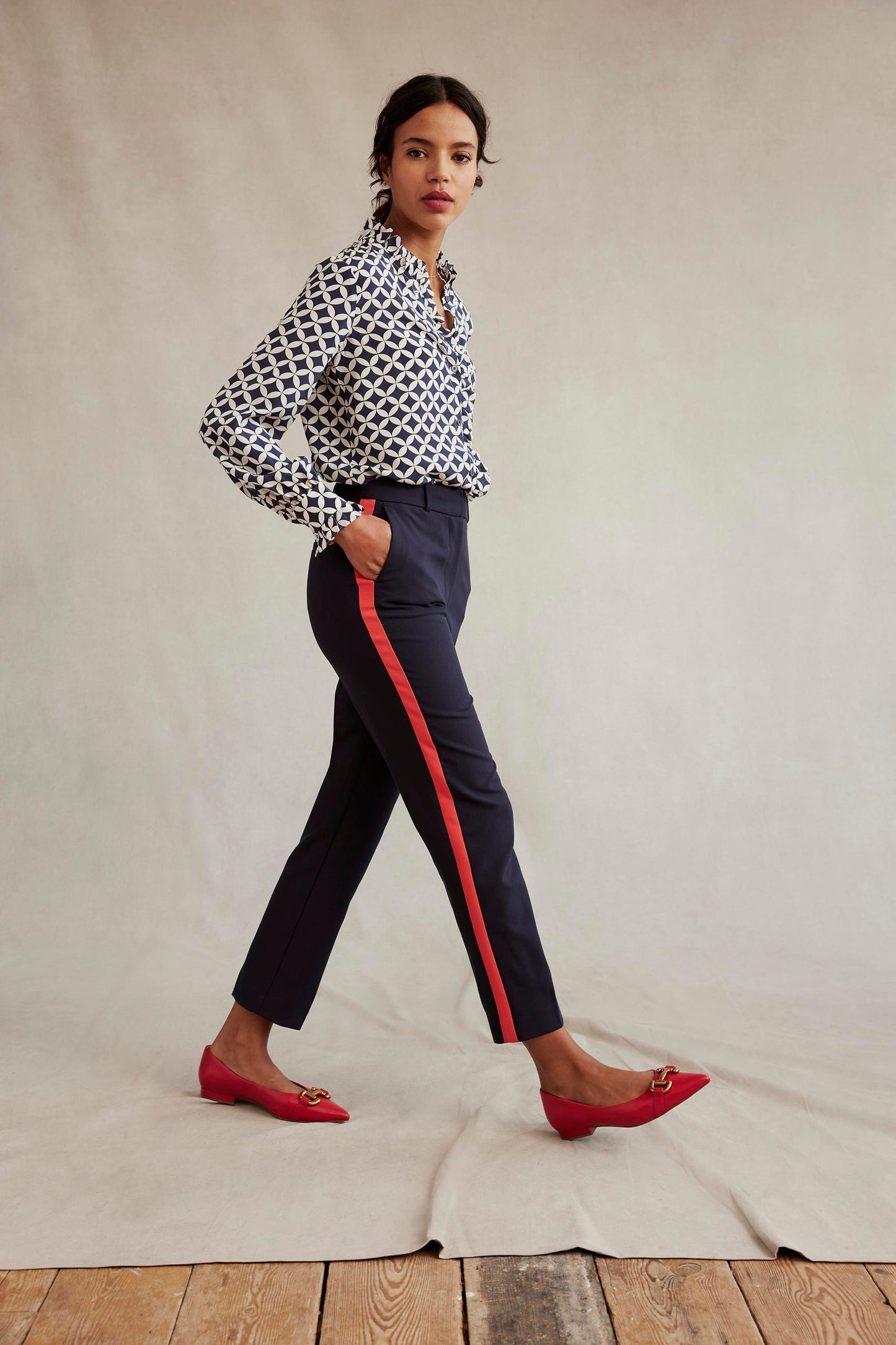 Seidenbluse mit Rüschenkragen-Marineblau, Abgestufte Diamanten